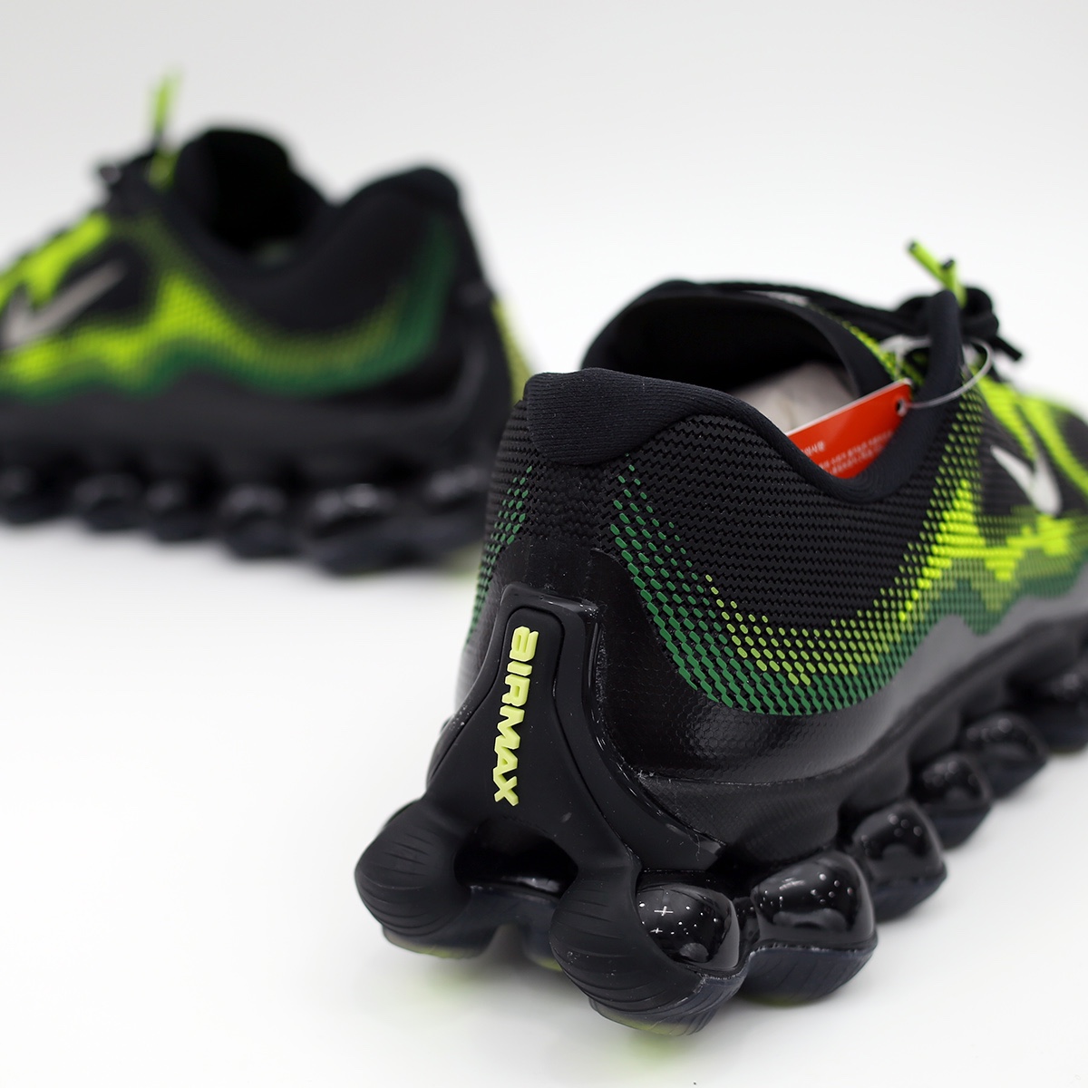 Nike Air Liquid Max Radiant Green and Green Apple 착용 스타일 - 2