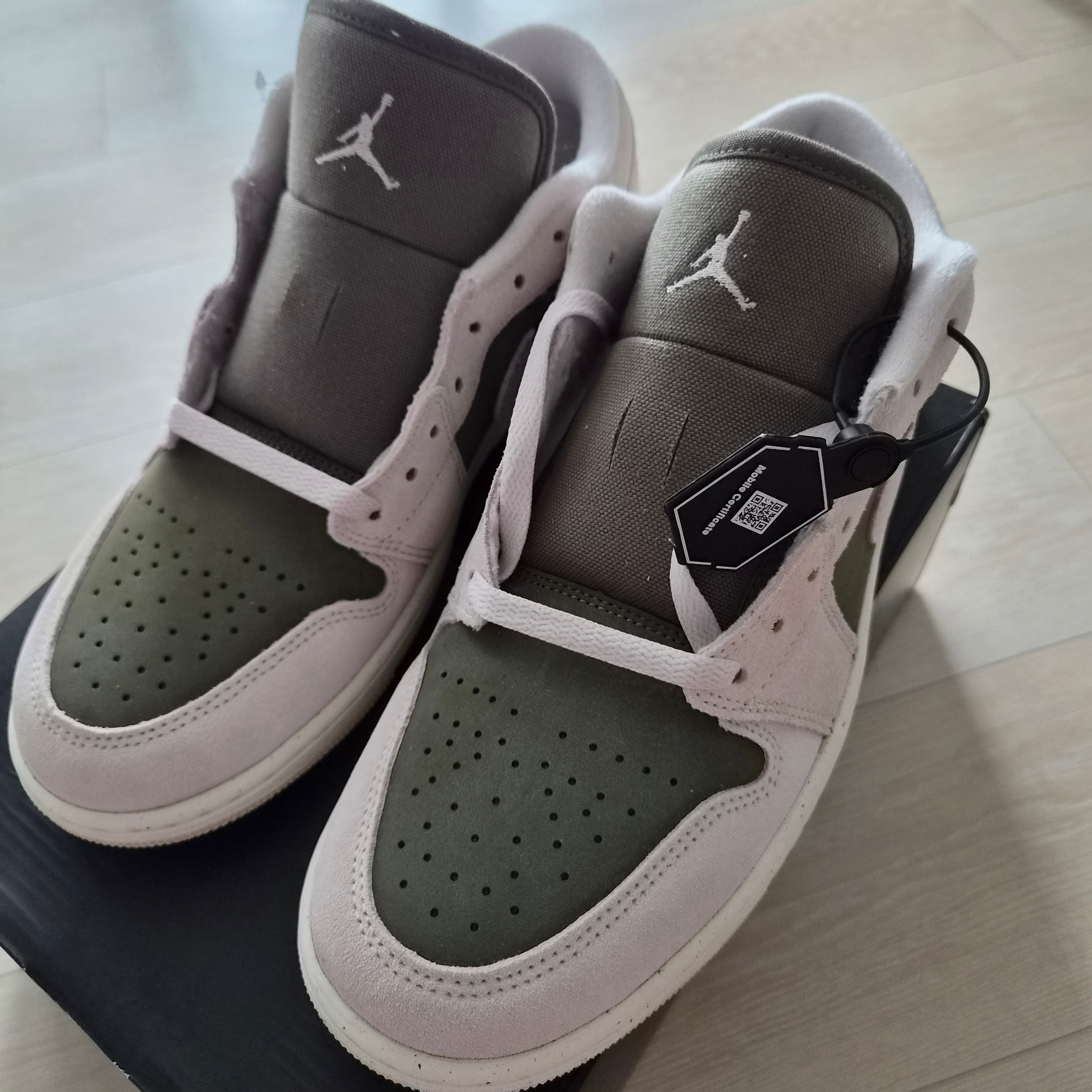 Jordan 1 Low SE Medium Olive Sail 착용 스타일 - 1