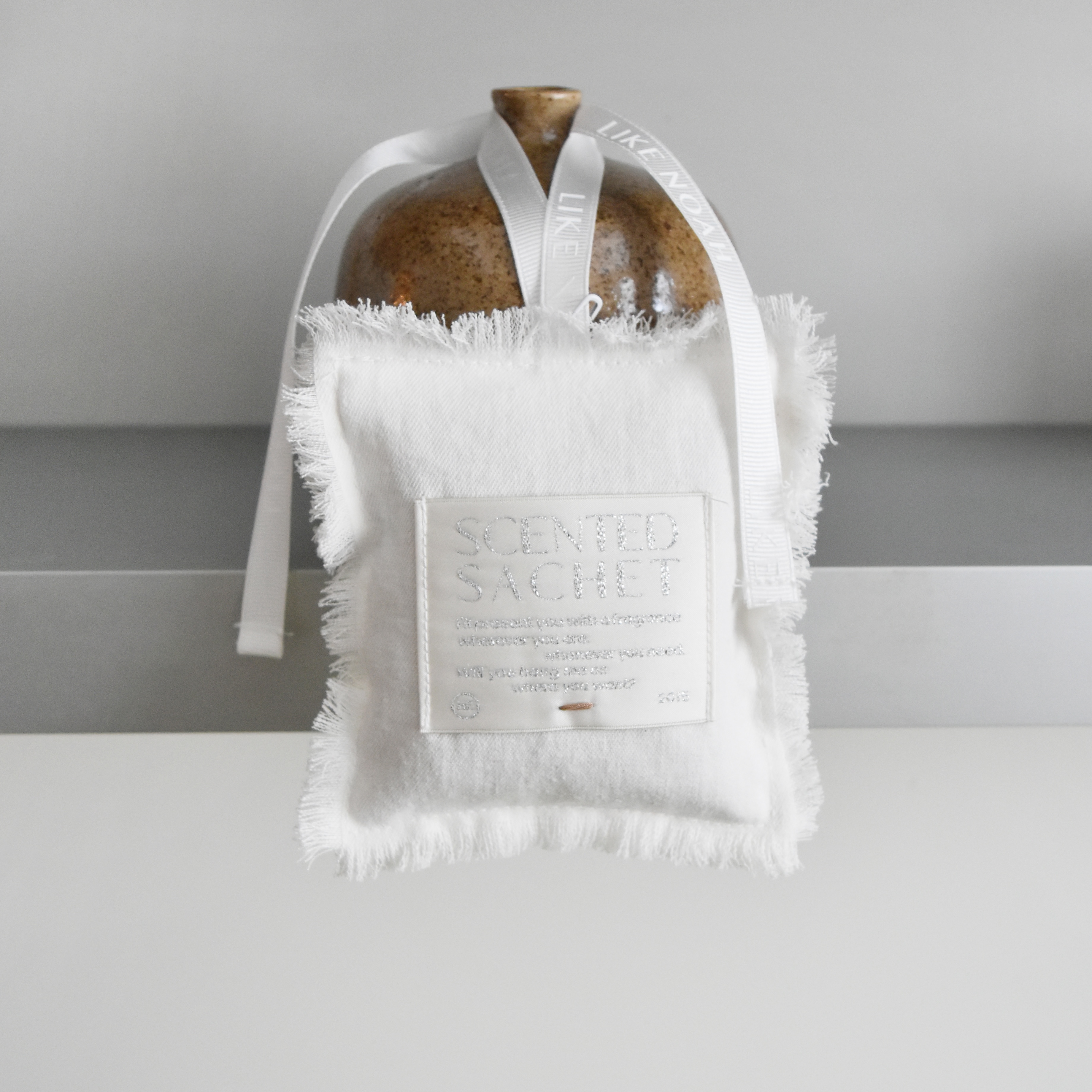 HONEY FLAMINGO Linen Sachet (3 Scents) 착용 스타일