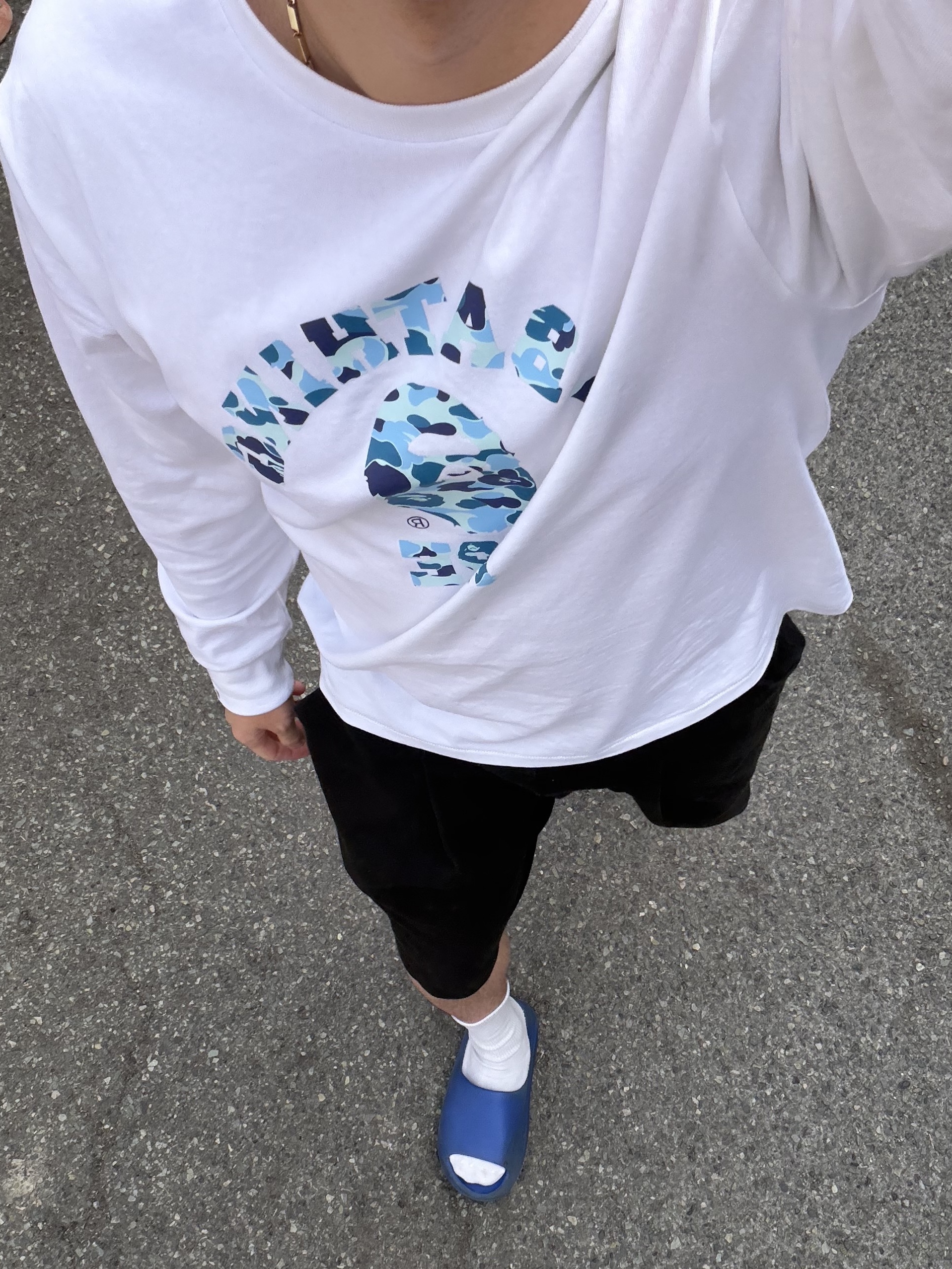 BAPE ABC Camo College L/S T-Shirt White Blue, Adidas Yeezy Slide Azure 착용 스타일 - 2