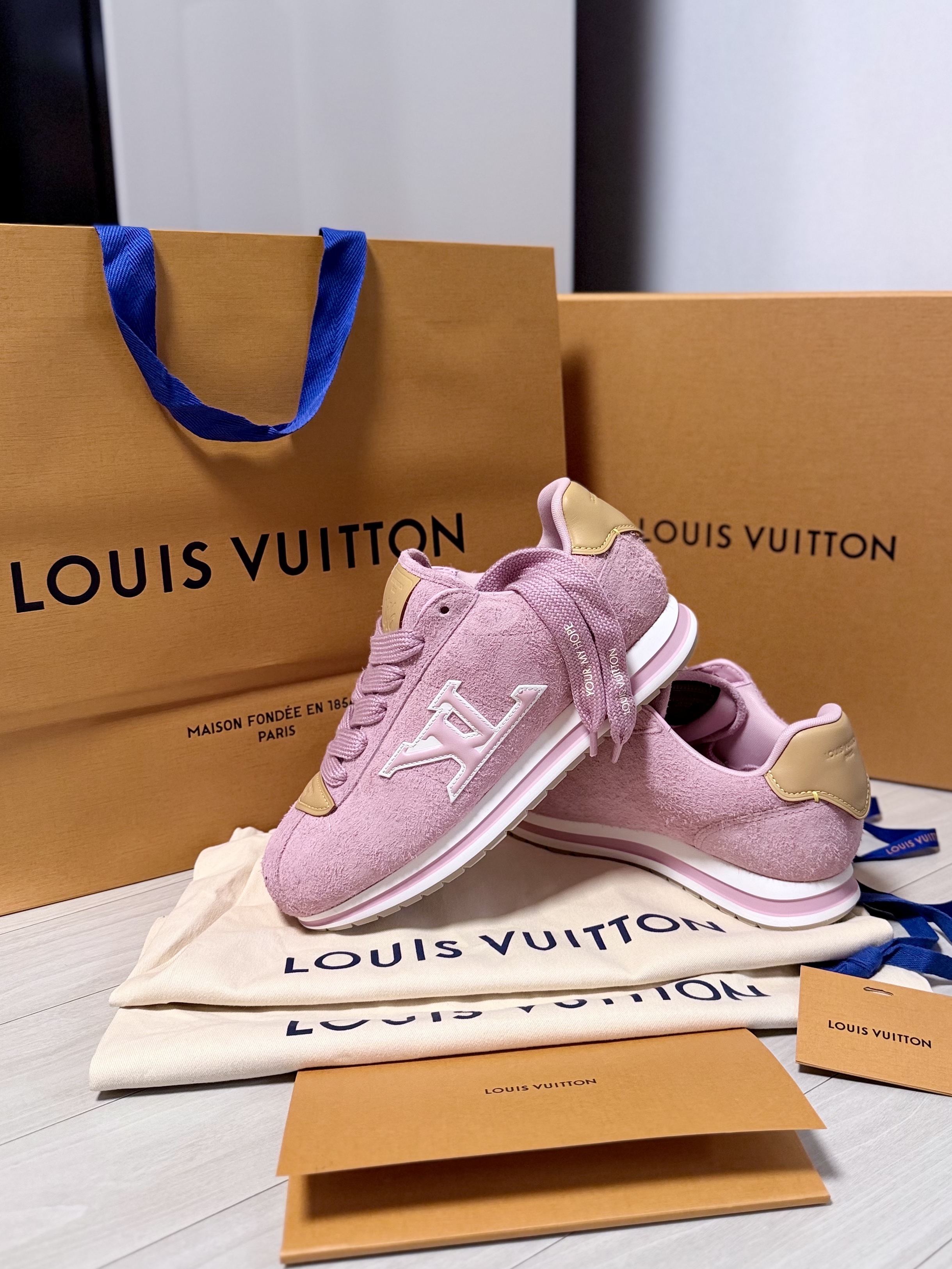 Louis Vuitton x J-Hope LV Buttersoft Sneakers Pink 착용 스타일