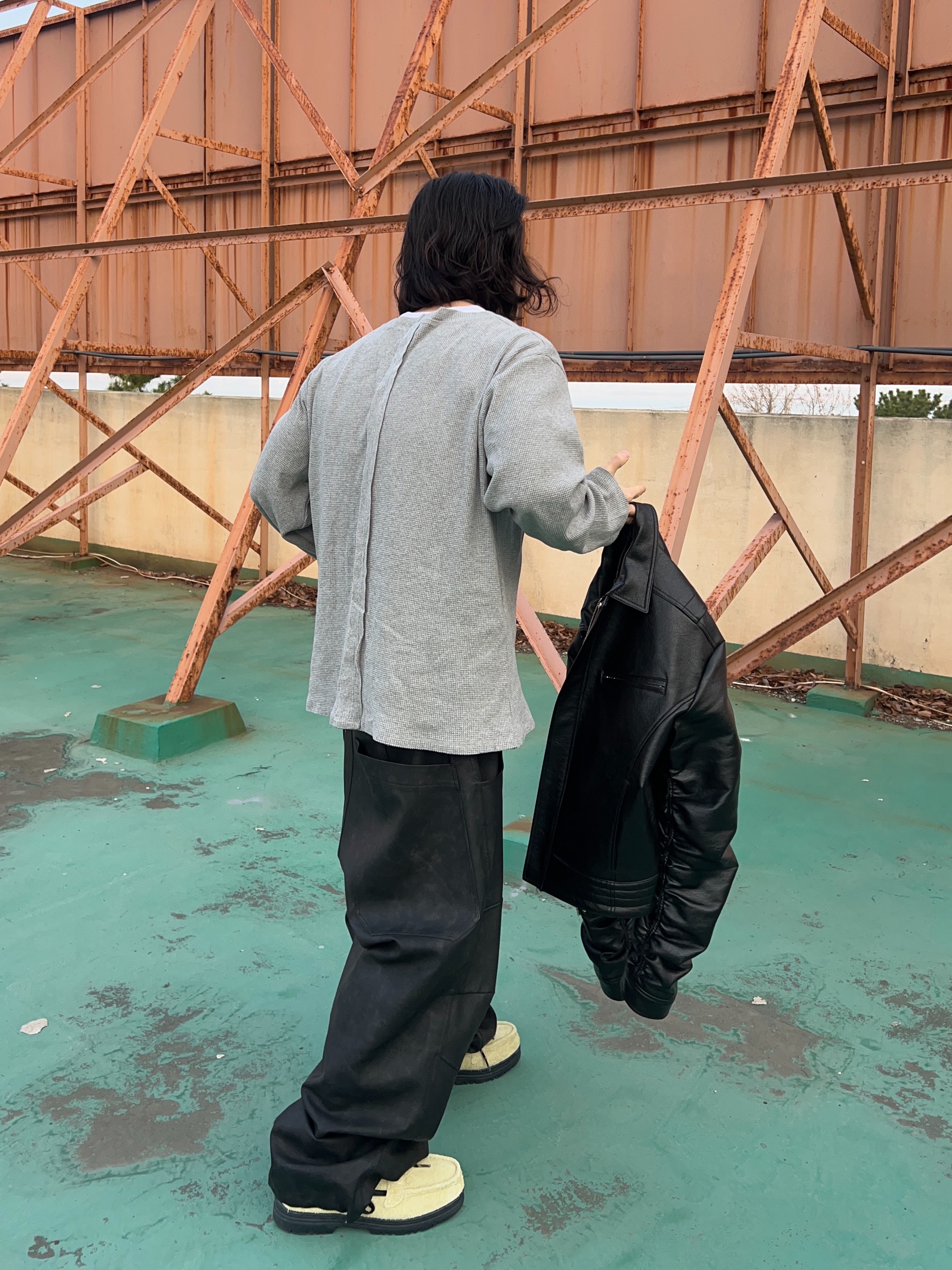 MJD x Koin Seoul 3D Knee Eco Leather Pants Black, Timberland Heritage Gore-Tex Moc Toe Mid Boots Light Green Suede - Wide 착용 스타일 - 2