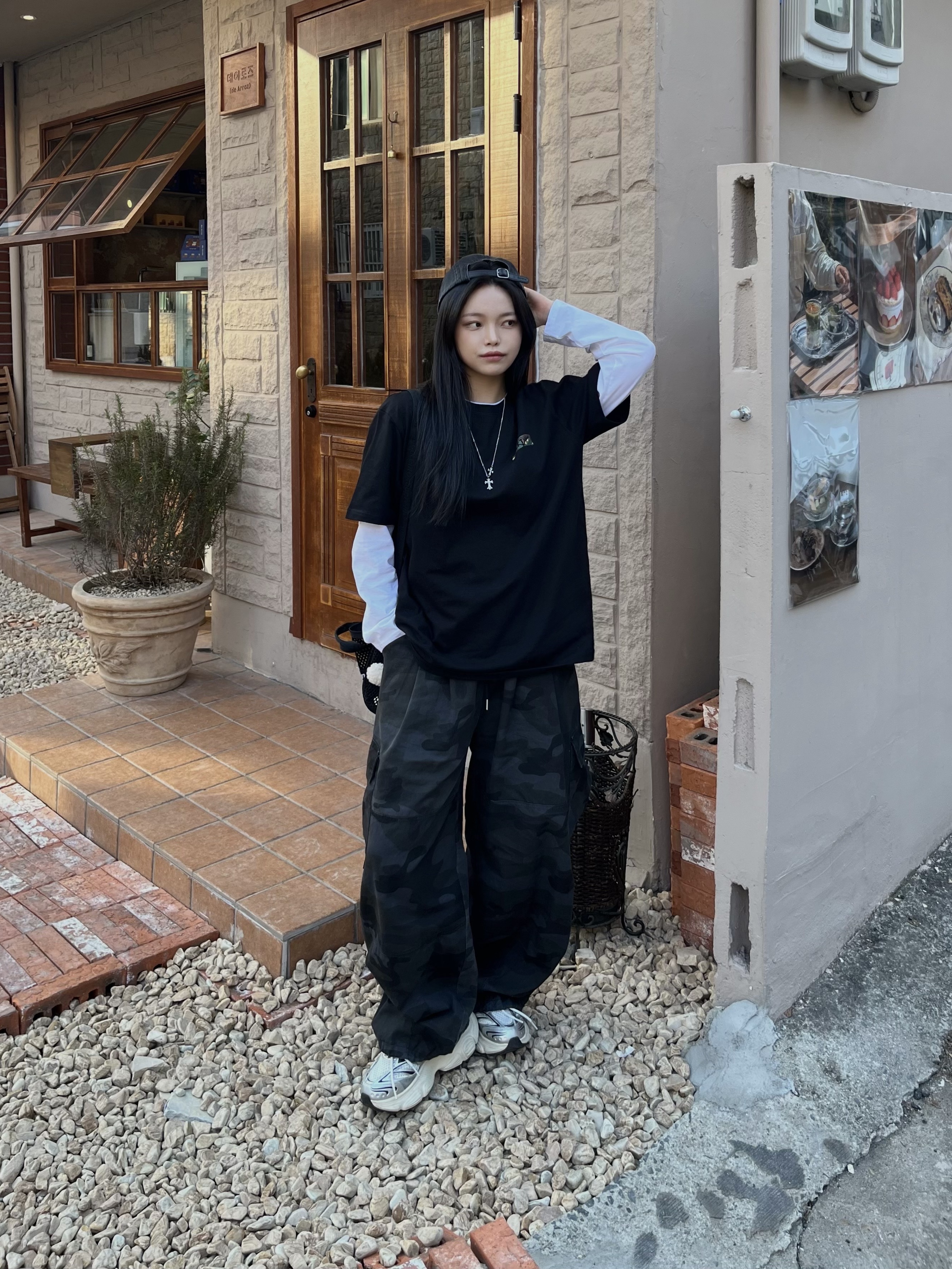 Supreme Mesh Mini Duffle Bag Black - 25SS, Supreme Washed Chino Twill Camp Cap Black - 25SS 착용 스타일 - 1