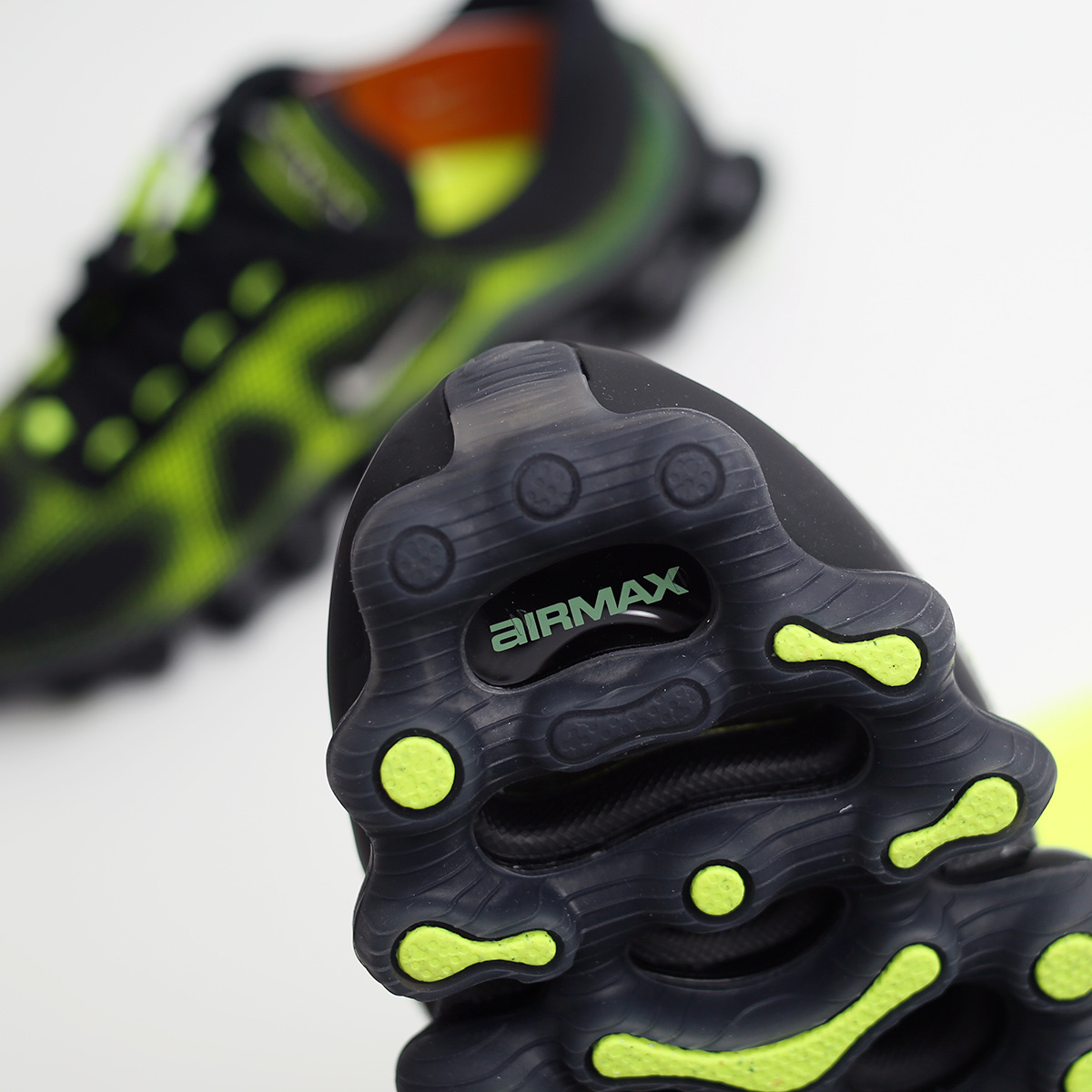 Nike Air Liquid Max Radiant Green and Green Apple 착용 스타일 - 4