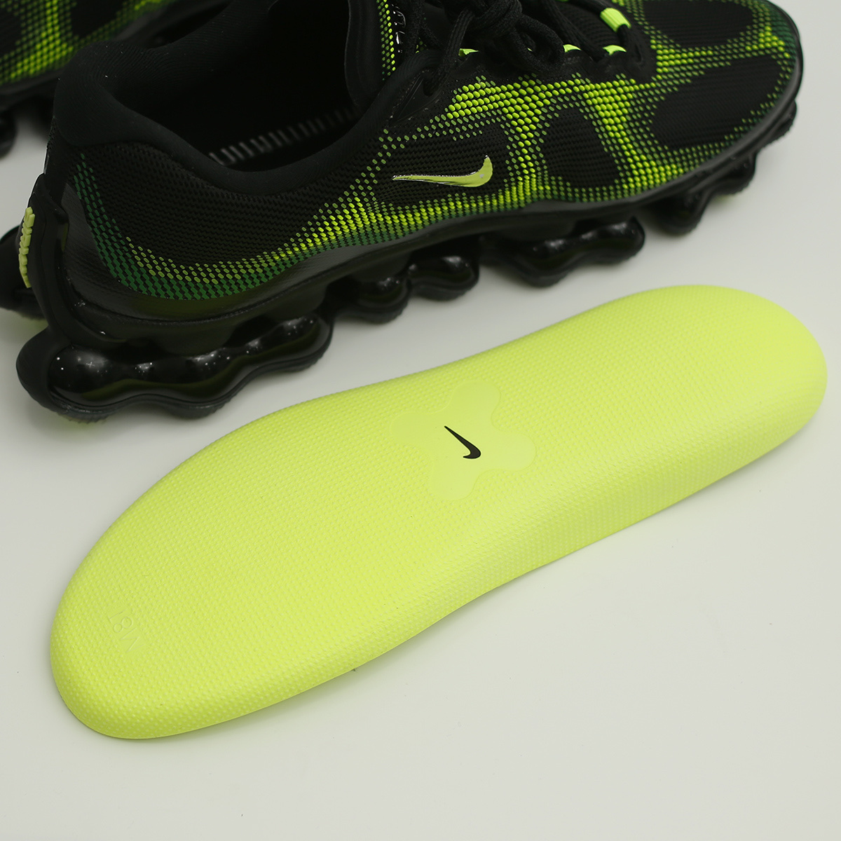 Nike Air Liquid Max Radiant Green and Green Apple 착용 스타일 - 10