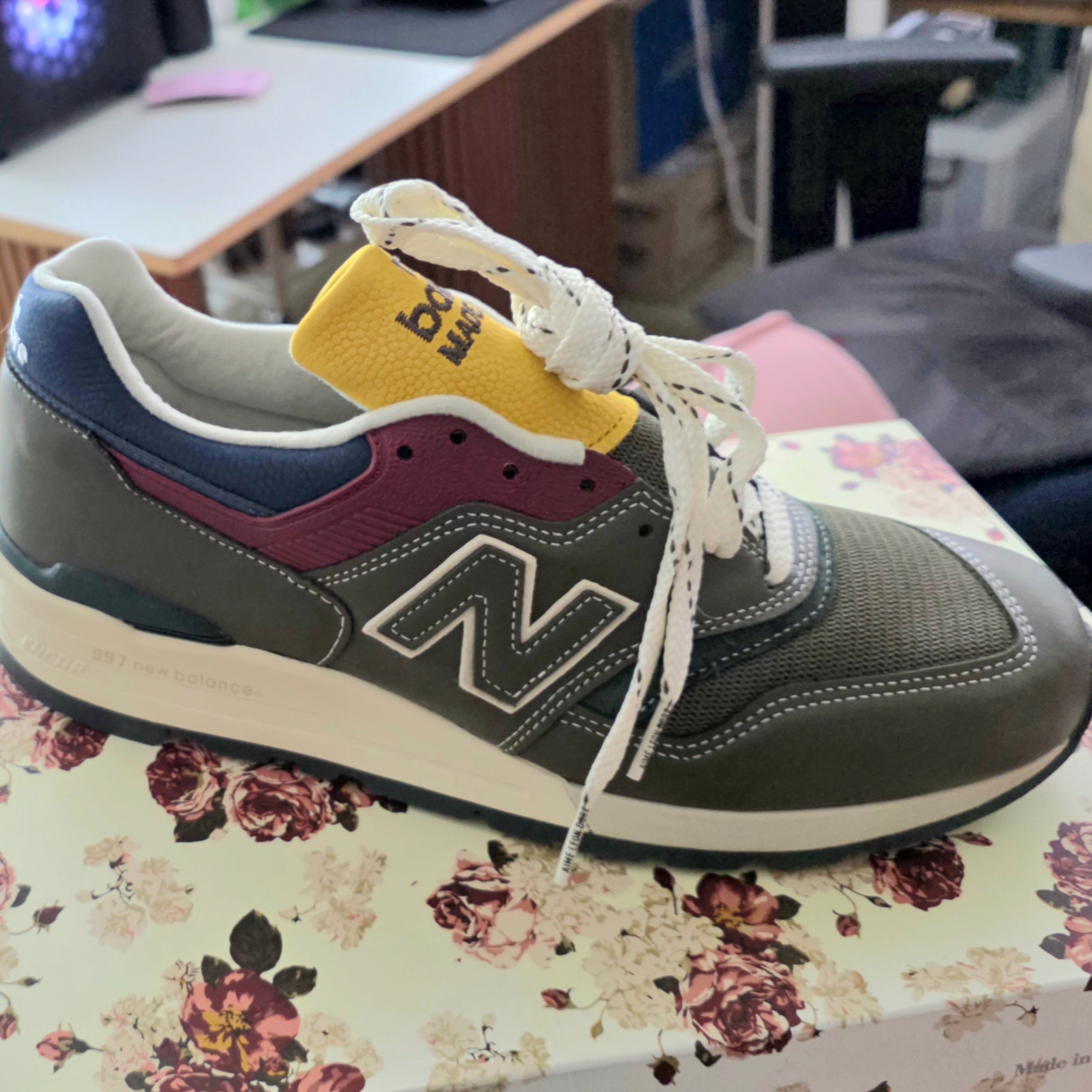 New Balance x Aime Leon Dore 997 Made in USA Dark Moss Angora 착용 스타일 - 1
