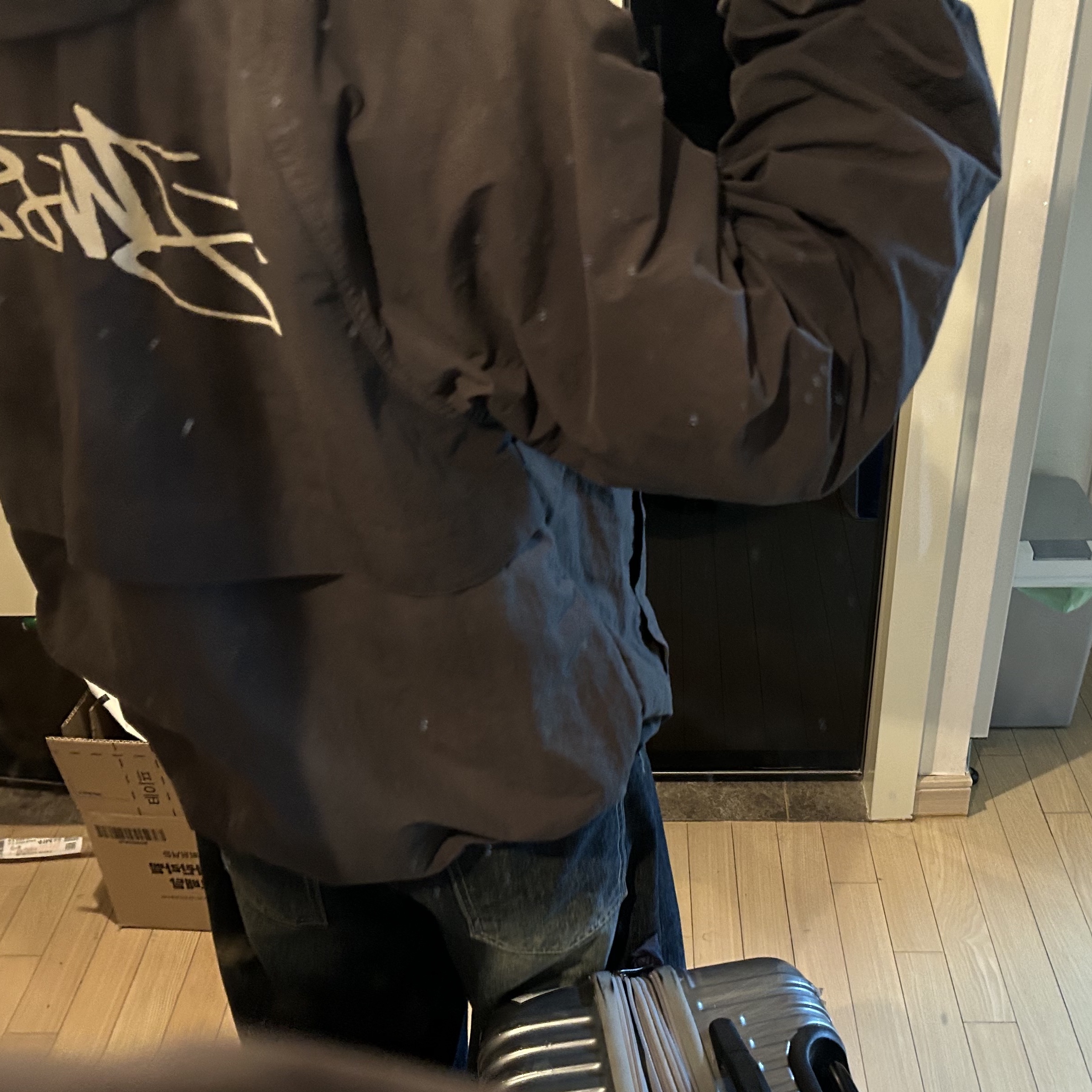 Stussy Wave Dye Beach Shell Jacket Black 착용 스타일 - 2
