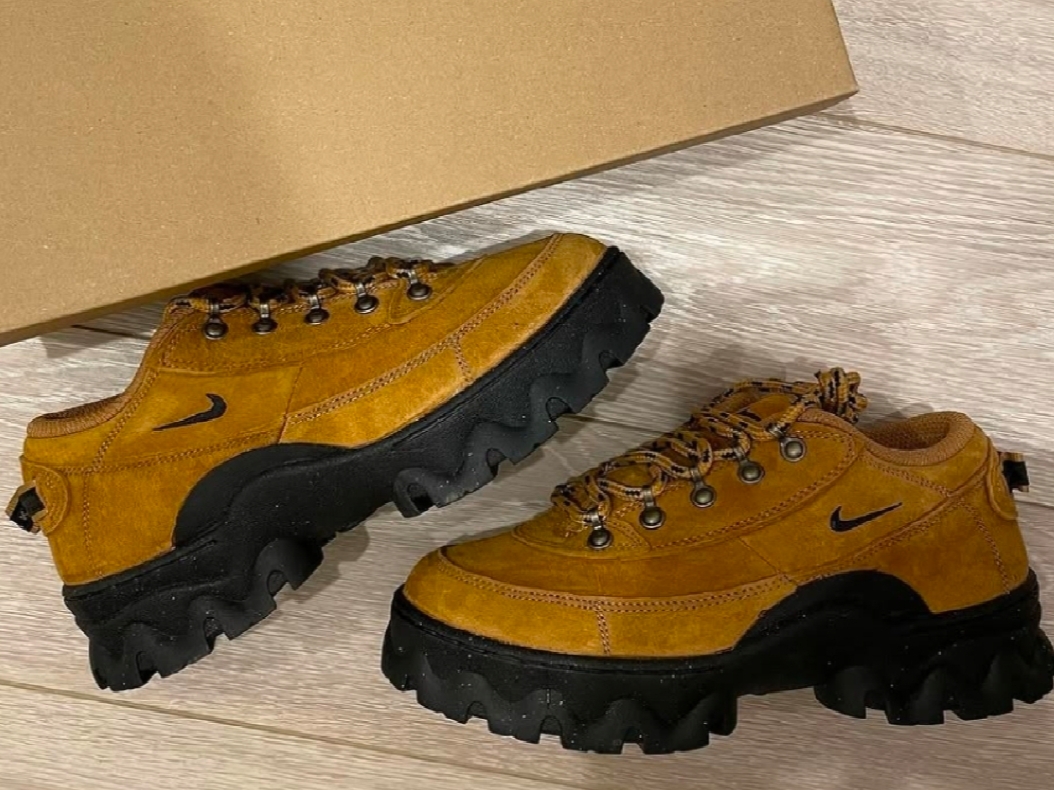 (W) Nike Lahar Low Wheat 착용 스타일
