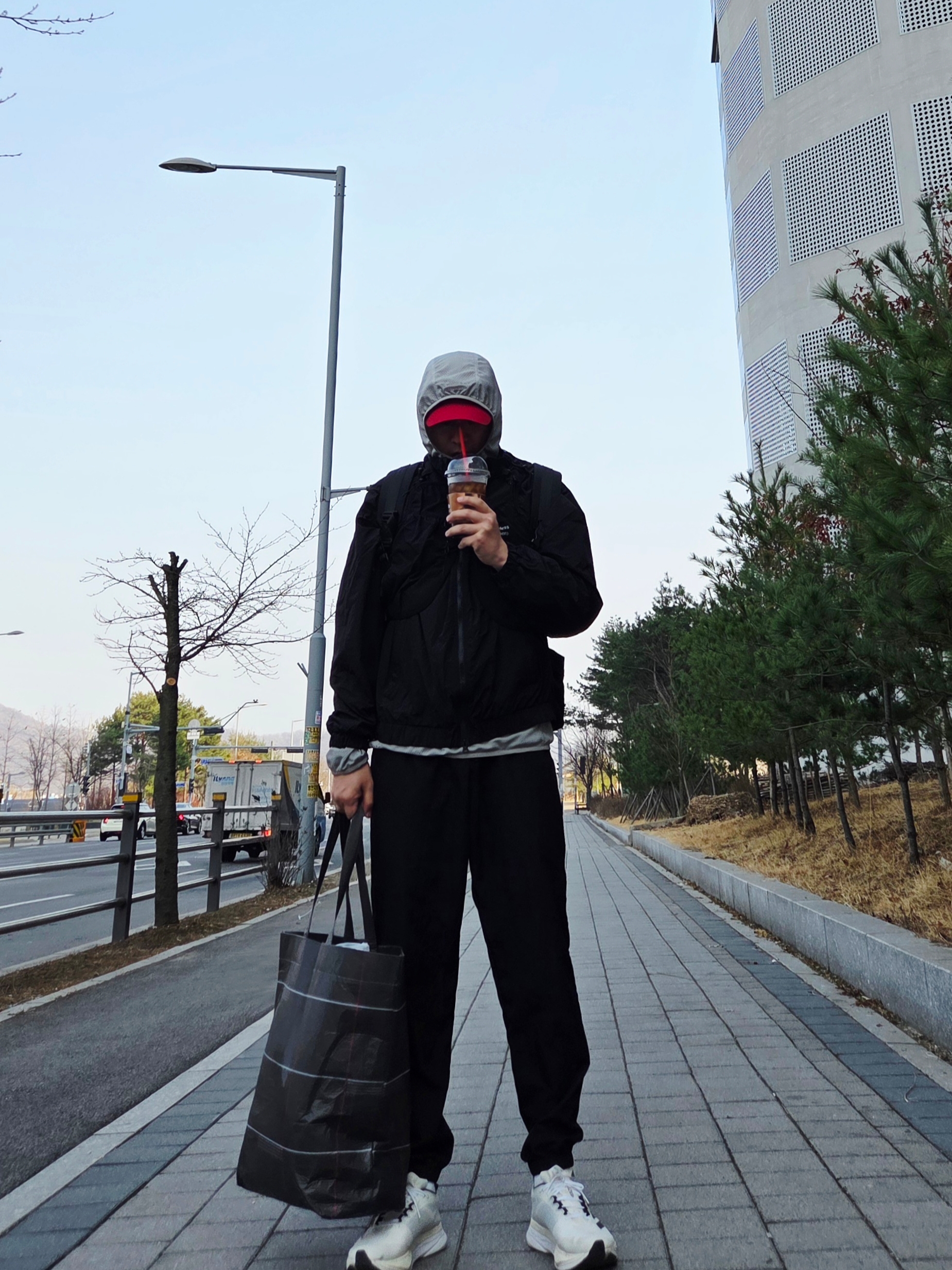 [KREAM 단독] runwhither Light Hoodie Sleeve Light Khaki, [KREAM 단독] runwhither Mesh Cap Red 착용 스타일 - 1