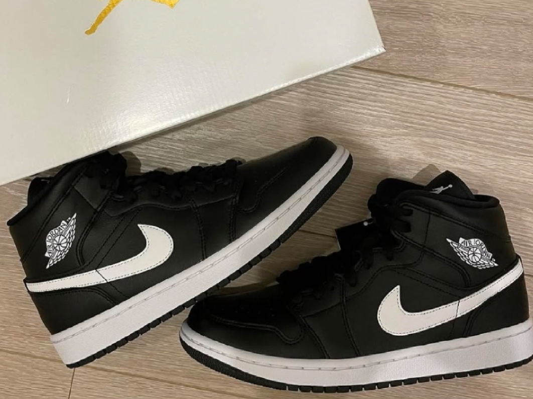 (W) Jordan 1 Mid Black White 착용 스타일