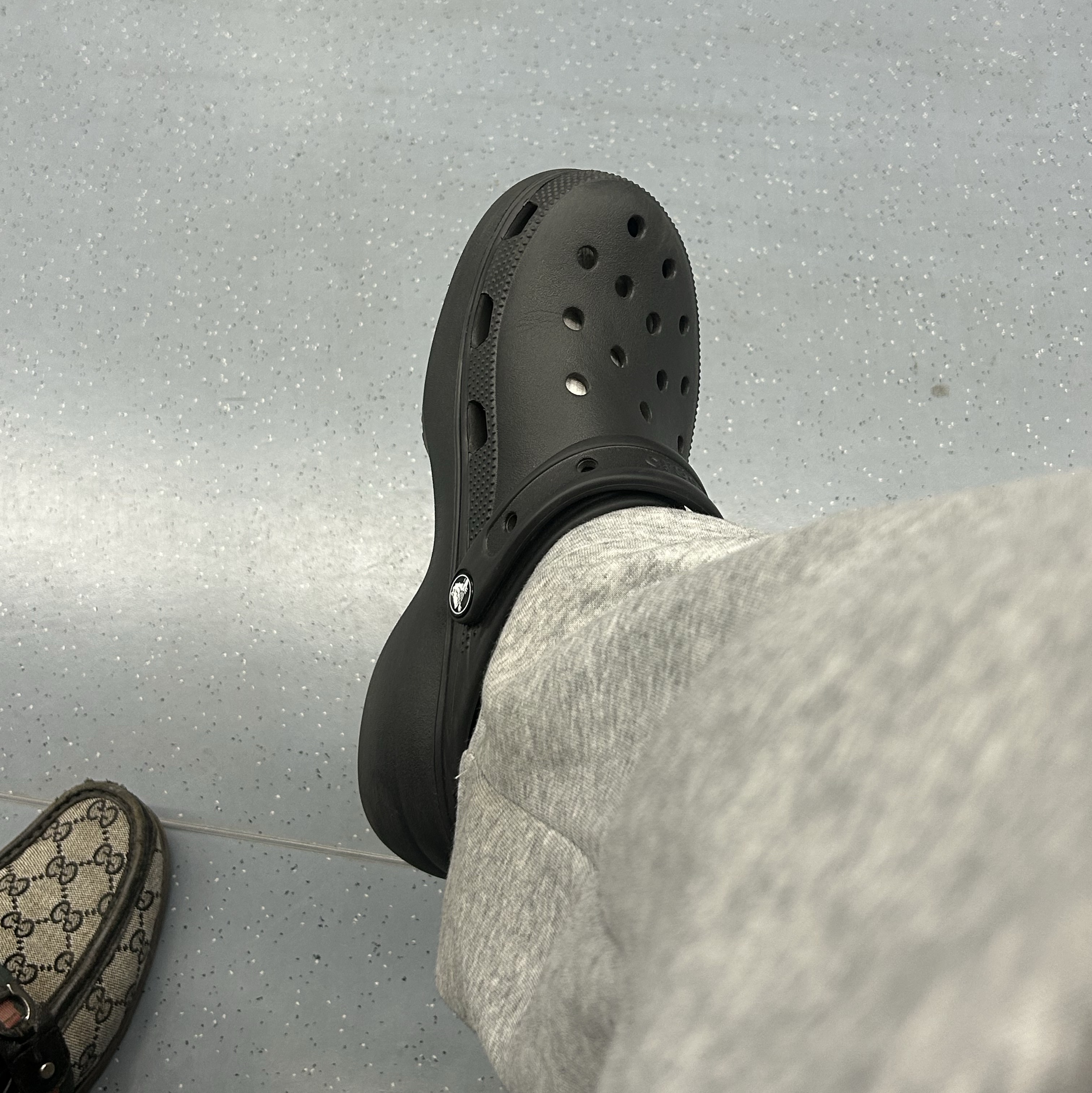 (W) Crocs Classic Platform Clog Black 착용 스타일 - 1