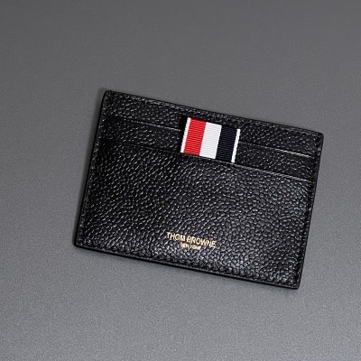 Thom Browne Pebble Grain Leather Stripe Note Compartment Card Holder Black 착용 스타일