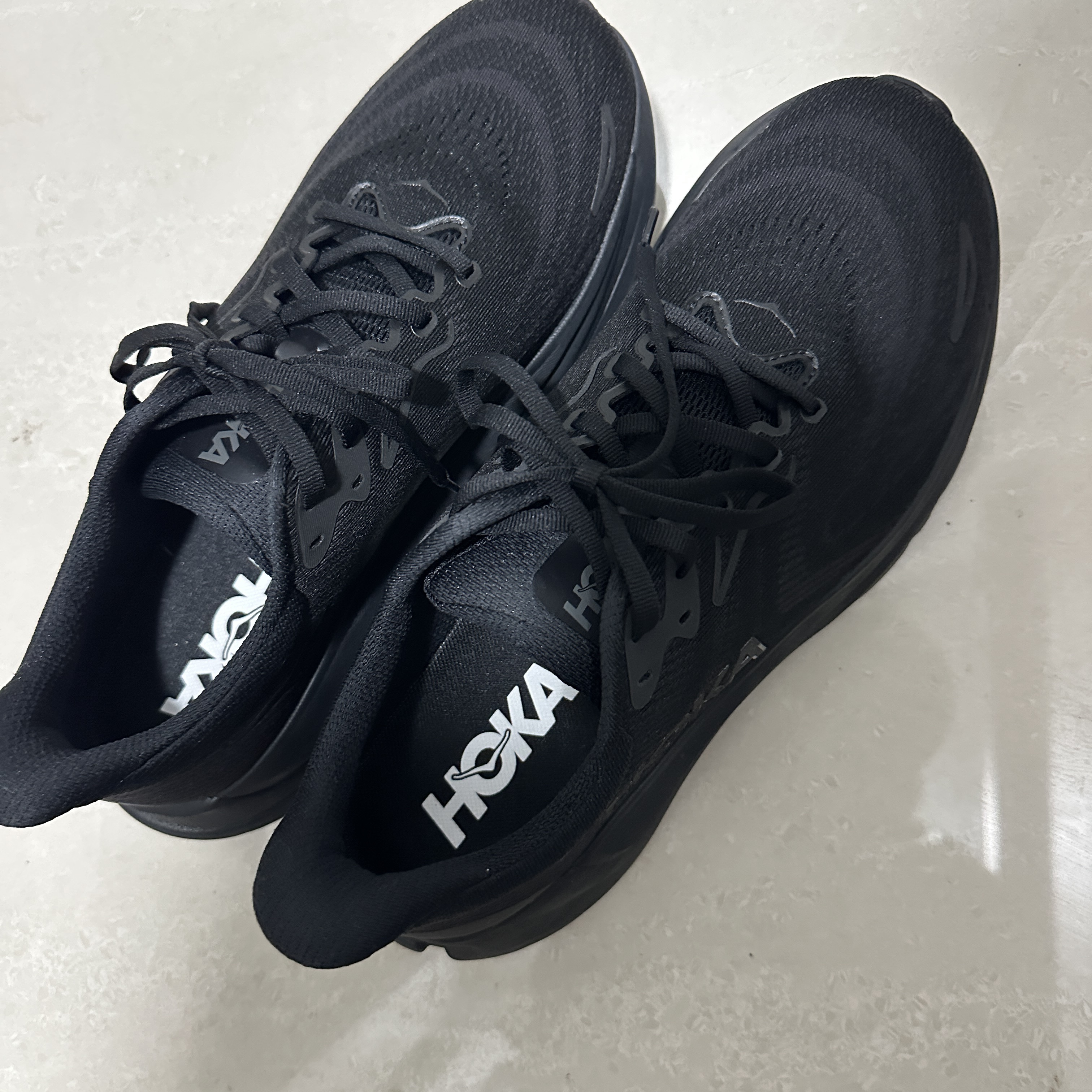 Hoka Clifton 10 Black 착용 스타일