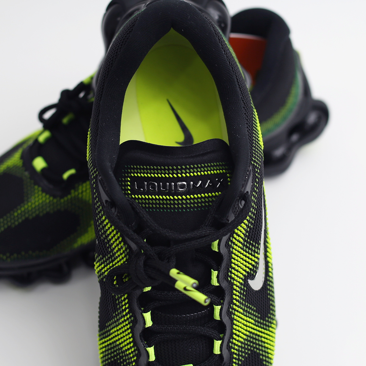 Nike Air Liquid Max Radiant Green and Green Apple 착용 스타일 - 3