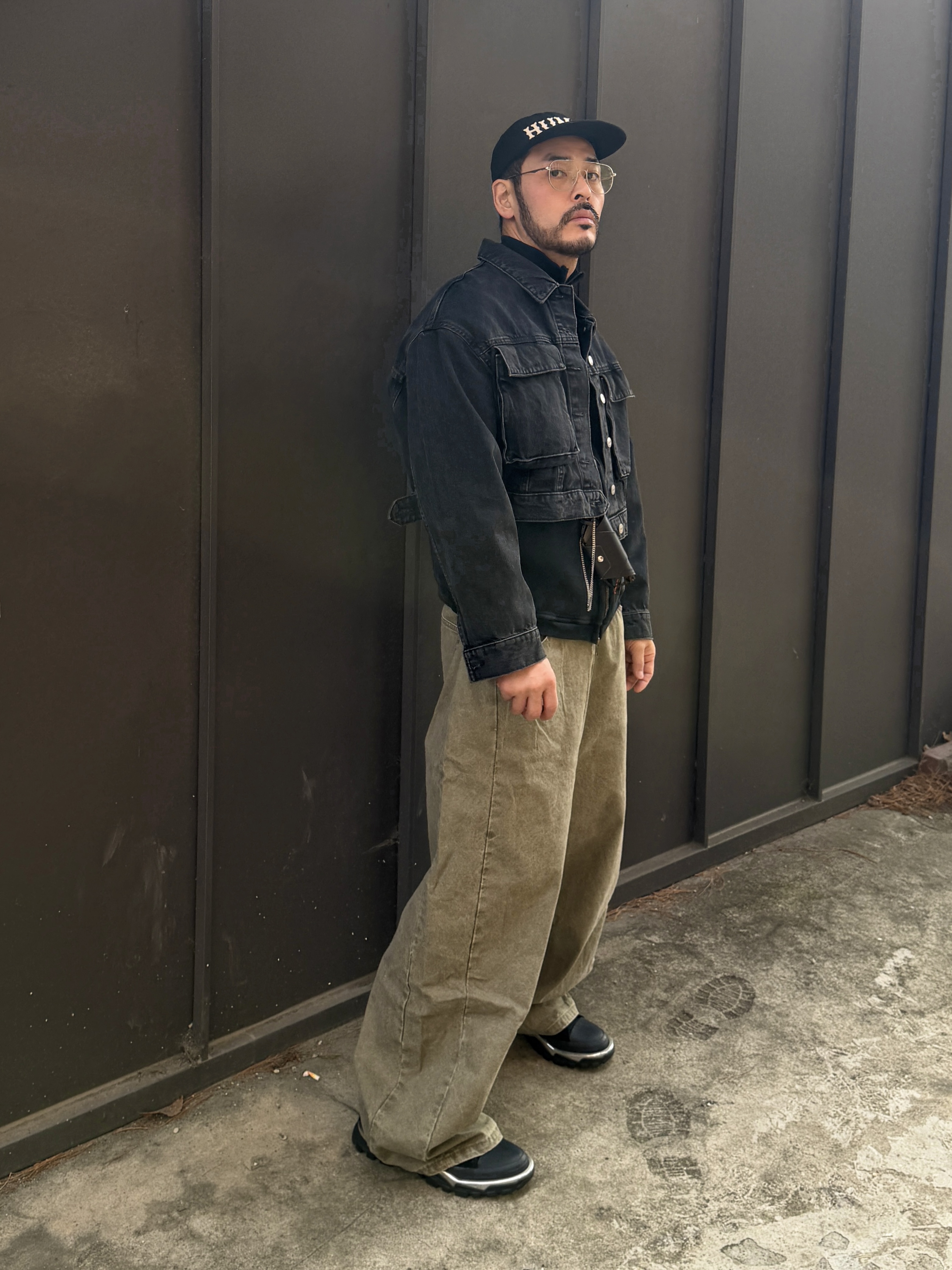 Adidas x Raf Simons Detroit Runner Core Black 착용 스타일 - 1