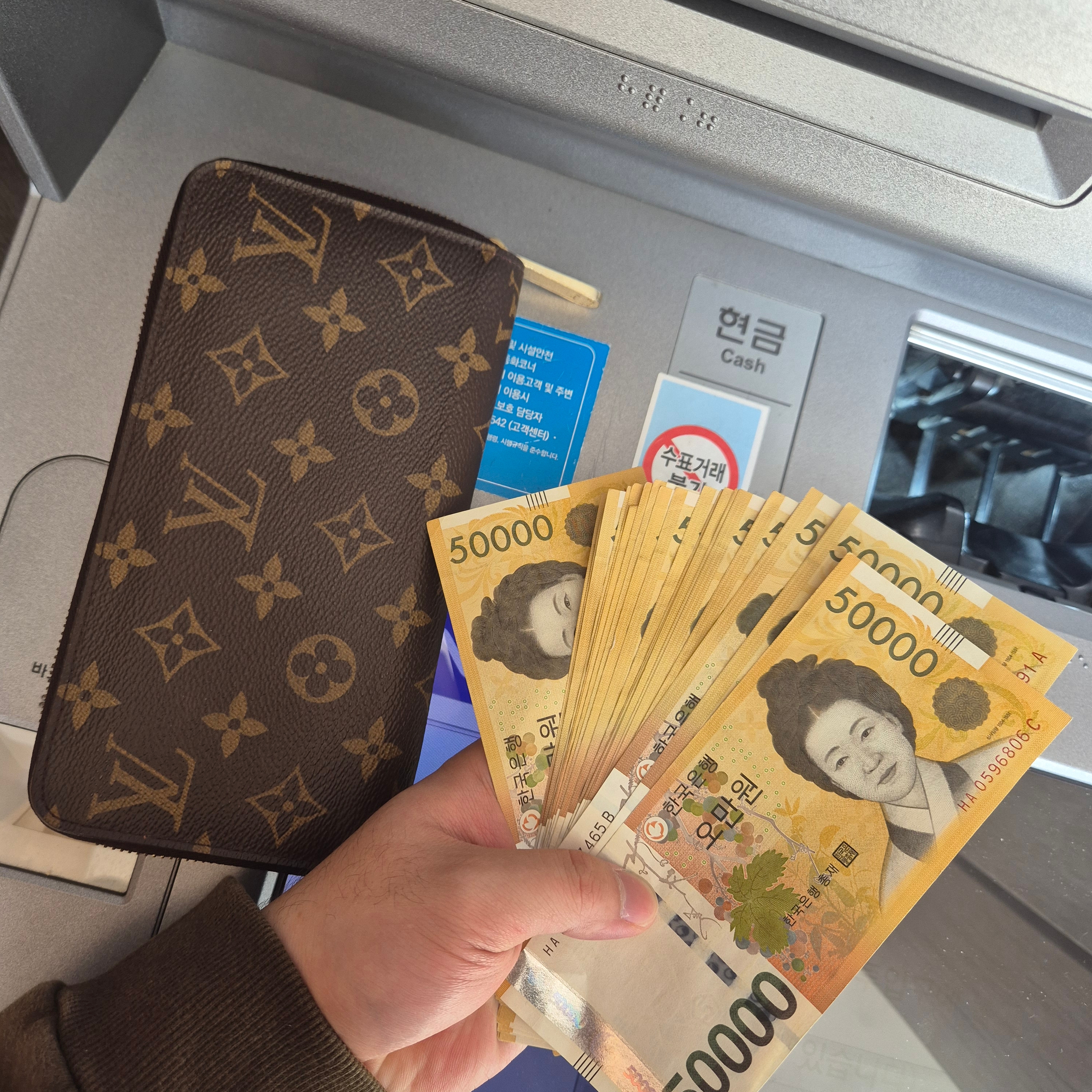 Louis Vuitton Zippy Wallet Monogram Coquelicot Red 착용 스타일