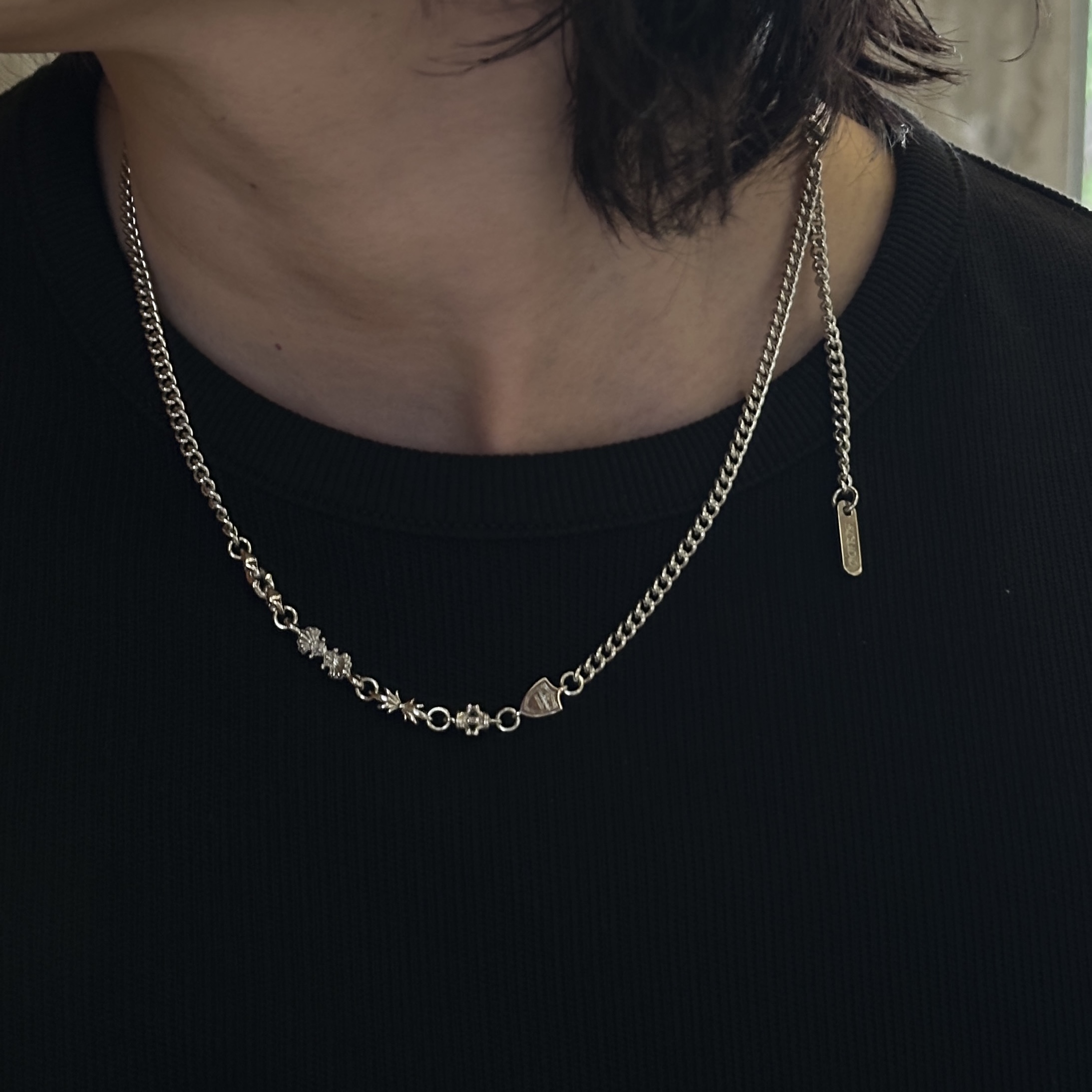 Scudo Emblem Slim Necklace 착용 스타일 - 2