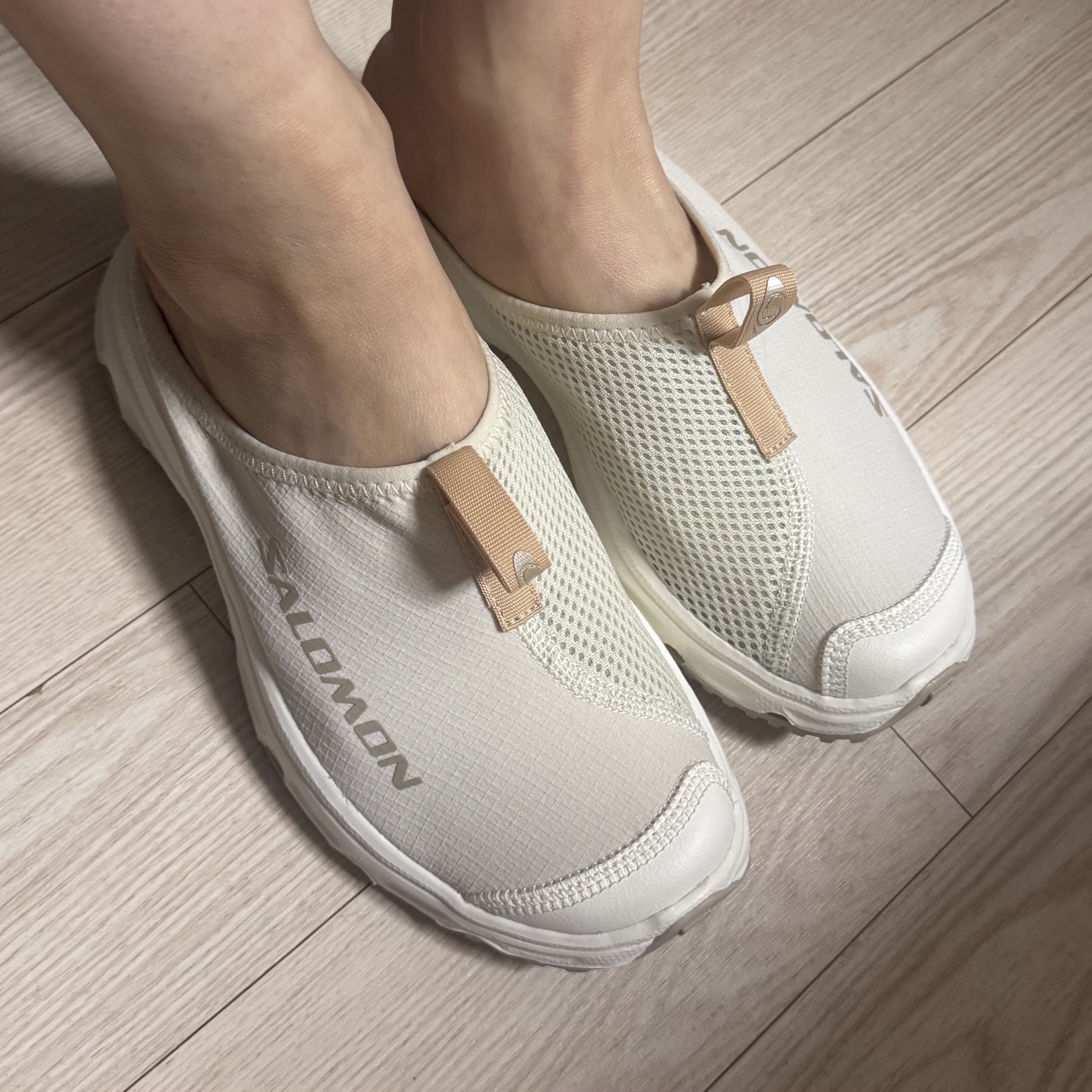 Salomon RX Slide 3.0 Almond Milk Aloe Wash 착용 스타일