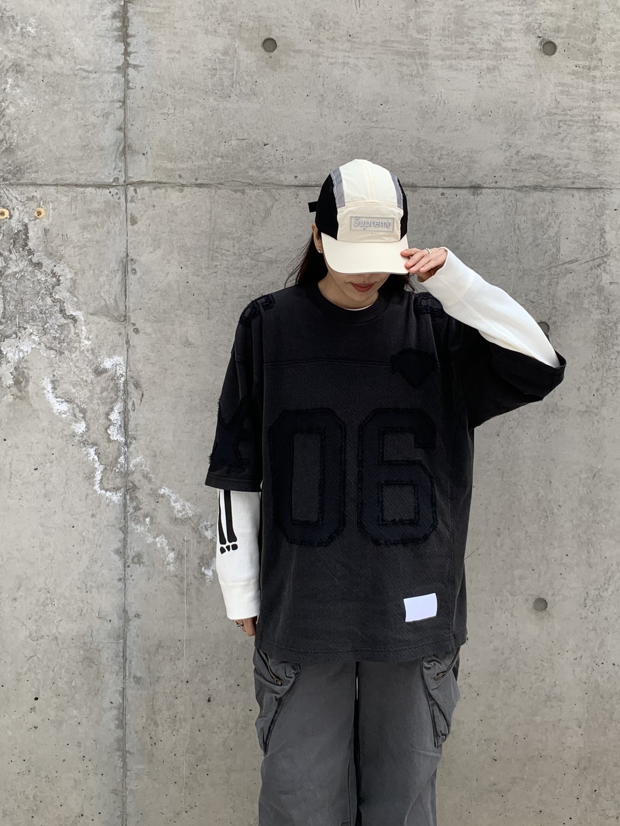 Supreme x MM6 Maison Margiela Cotton Football Jersey Black - 26SS, Supreme Hanes Bones Thermal Crew Natural (1 Pack) 착용 스타일 - 3