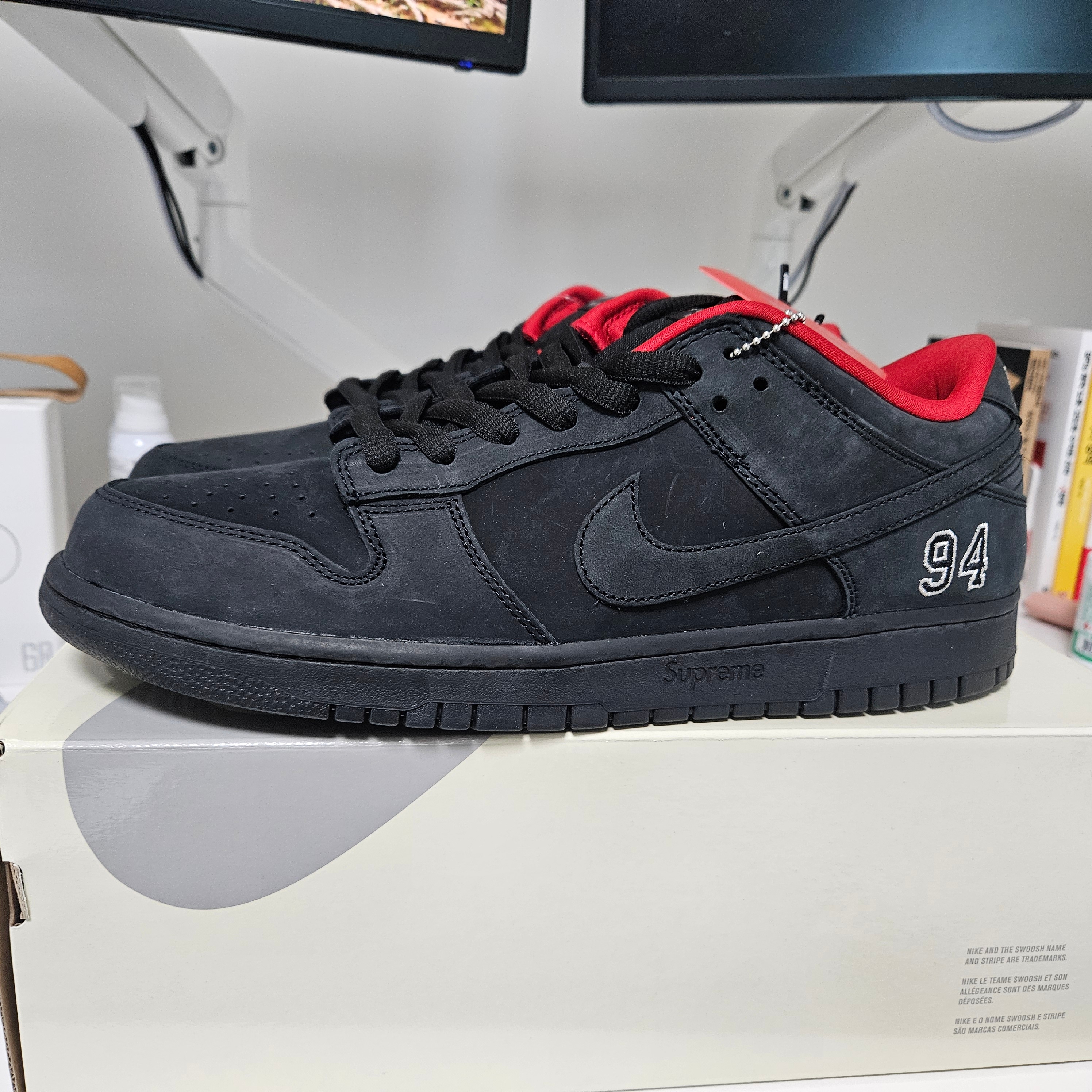Nike x Supreme SB Dunk Low Black 착용 스타일