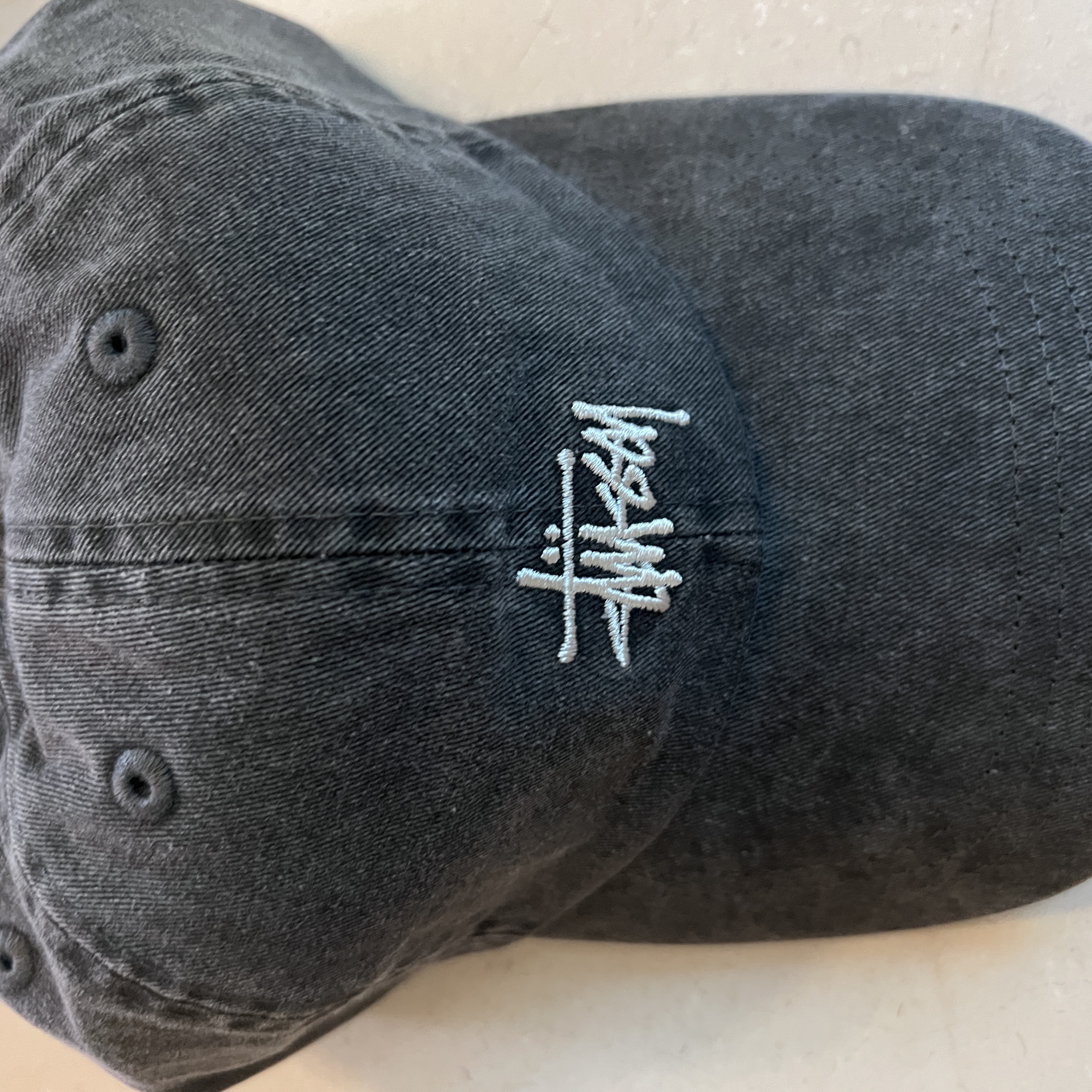 Stussy Washed Basic Low Pro Cap Charcoal 착용 스타일