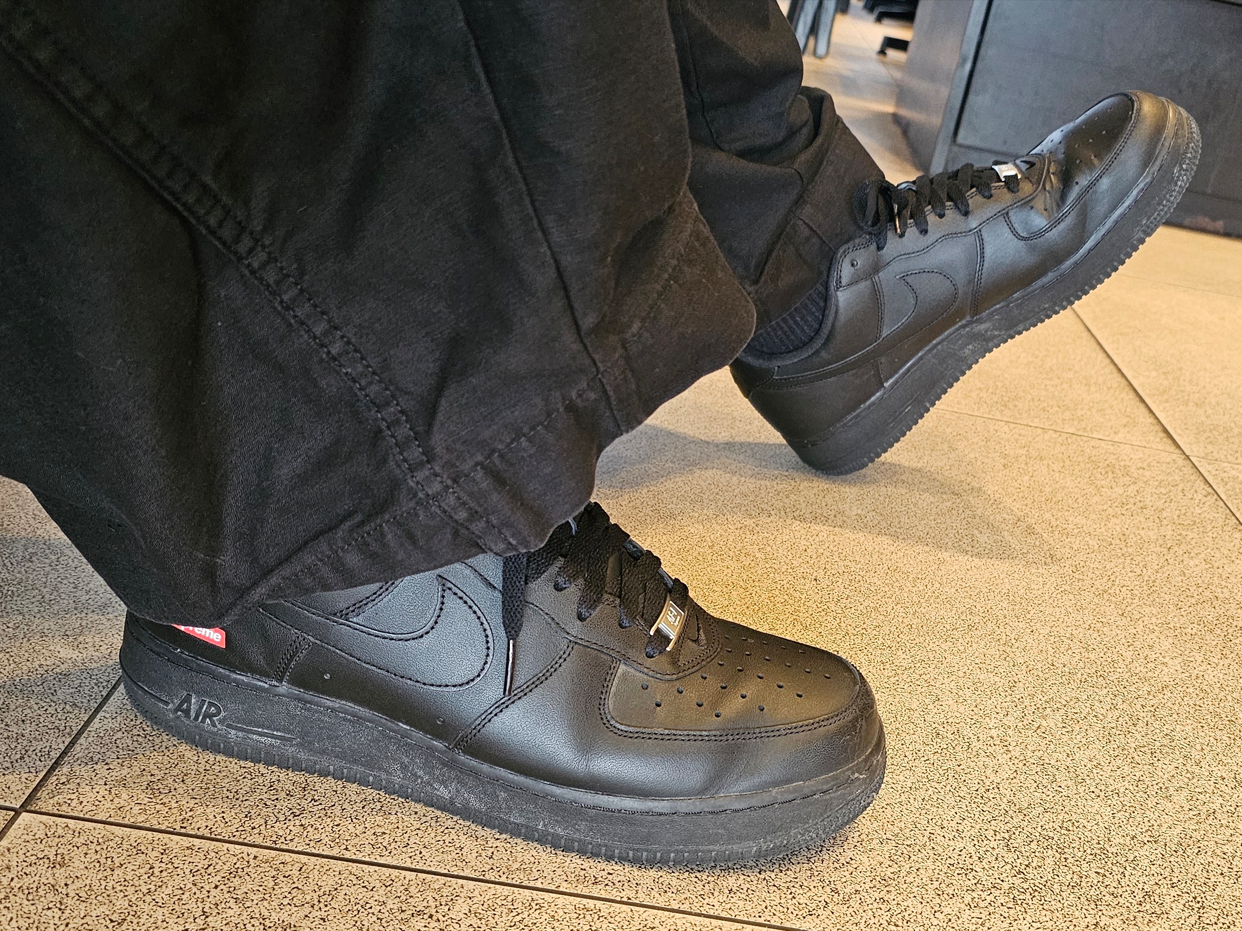 Nike x Supreme Air Force 1 Low Black 착용 스타일