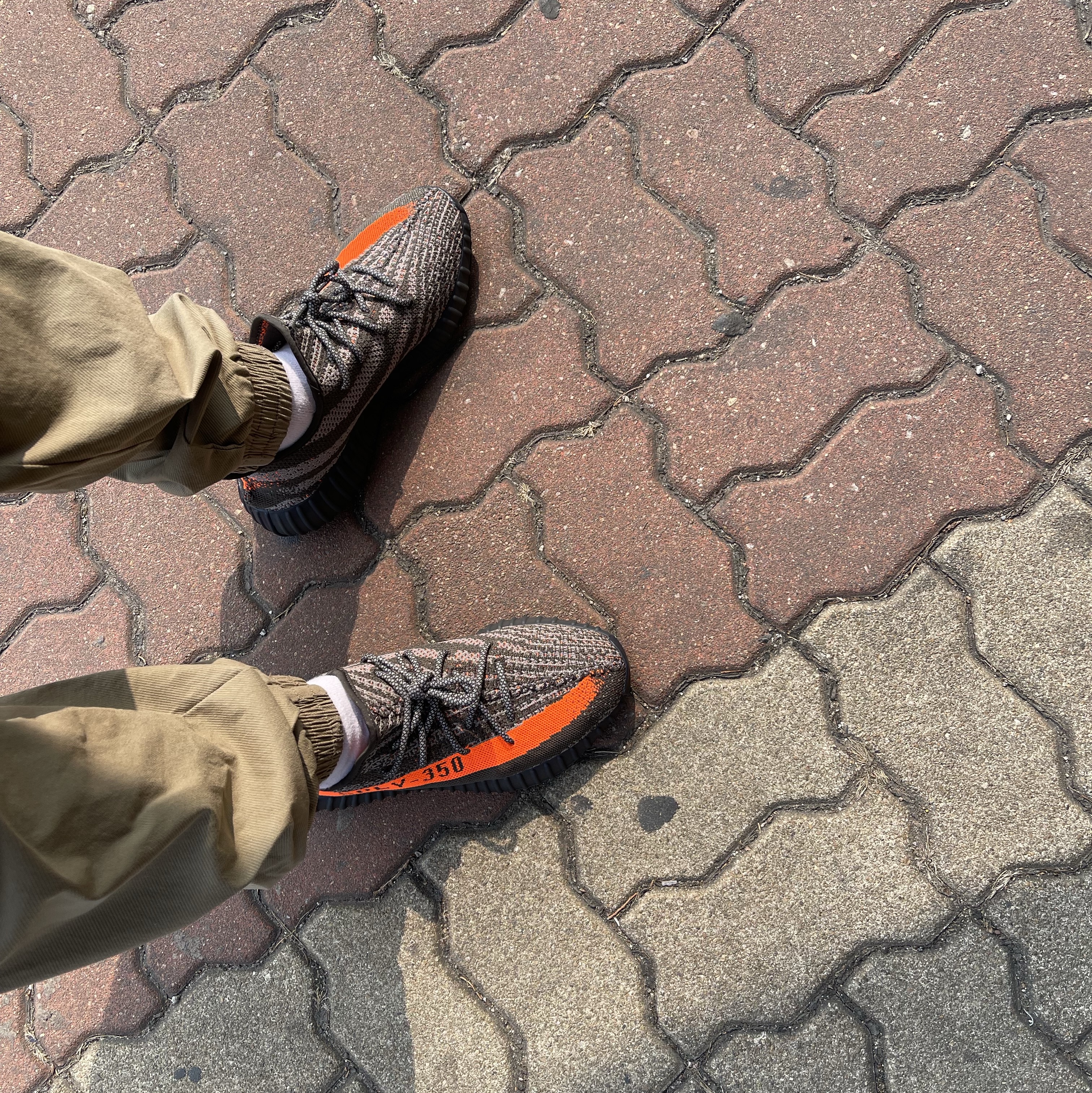 Adidas Yeezy Boost 350 V2 Carbon Beluga 착용 스타일