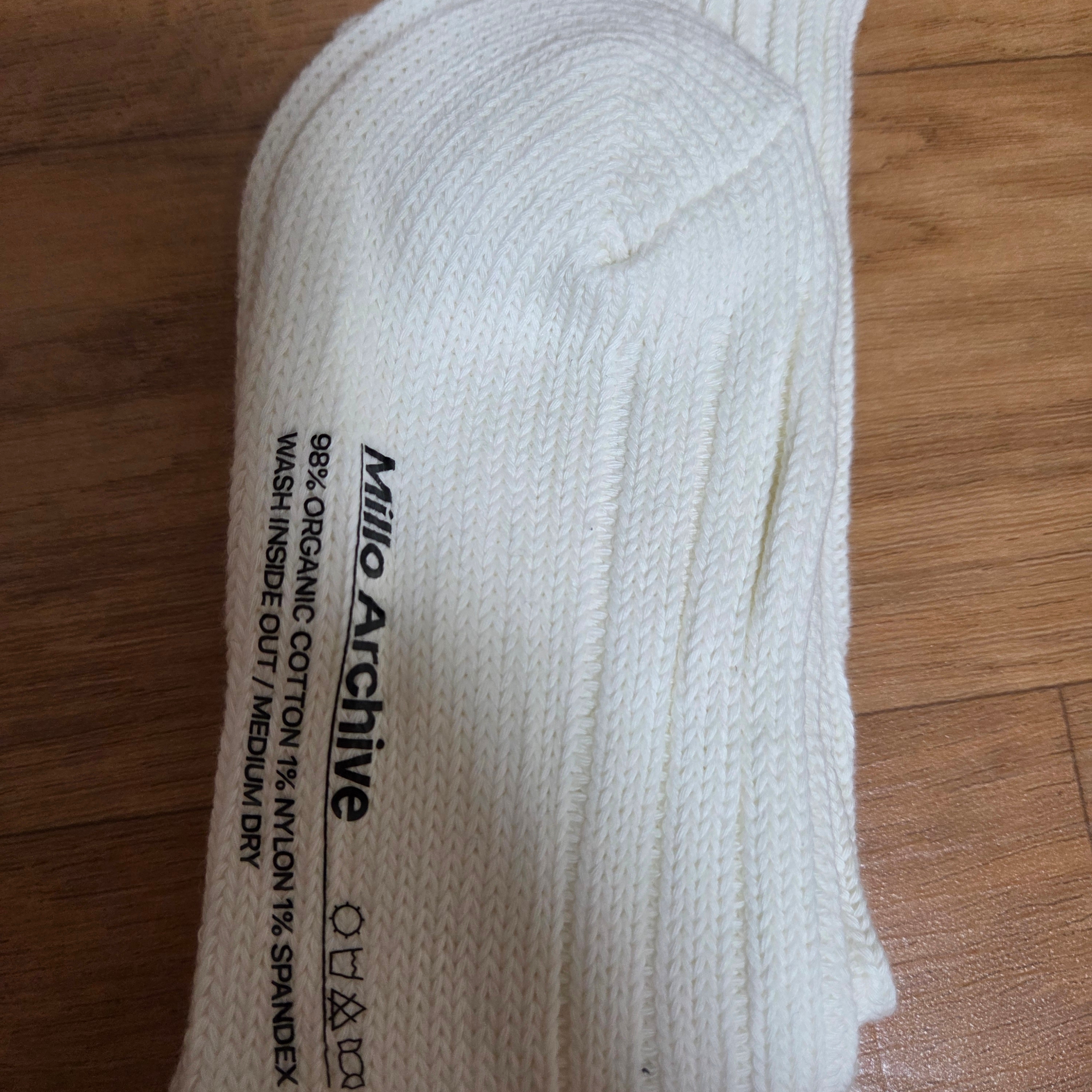 Millo Archive All Day Cotton Logo Socks Cream, Millo Archive All Day Cotton Logo Socks Charcoal 착용 스타일 - 4