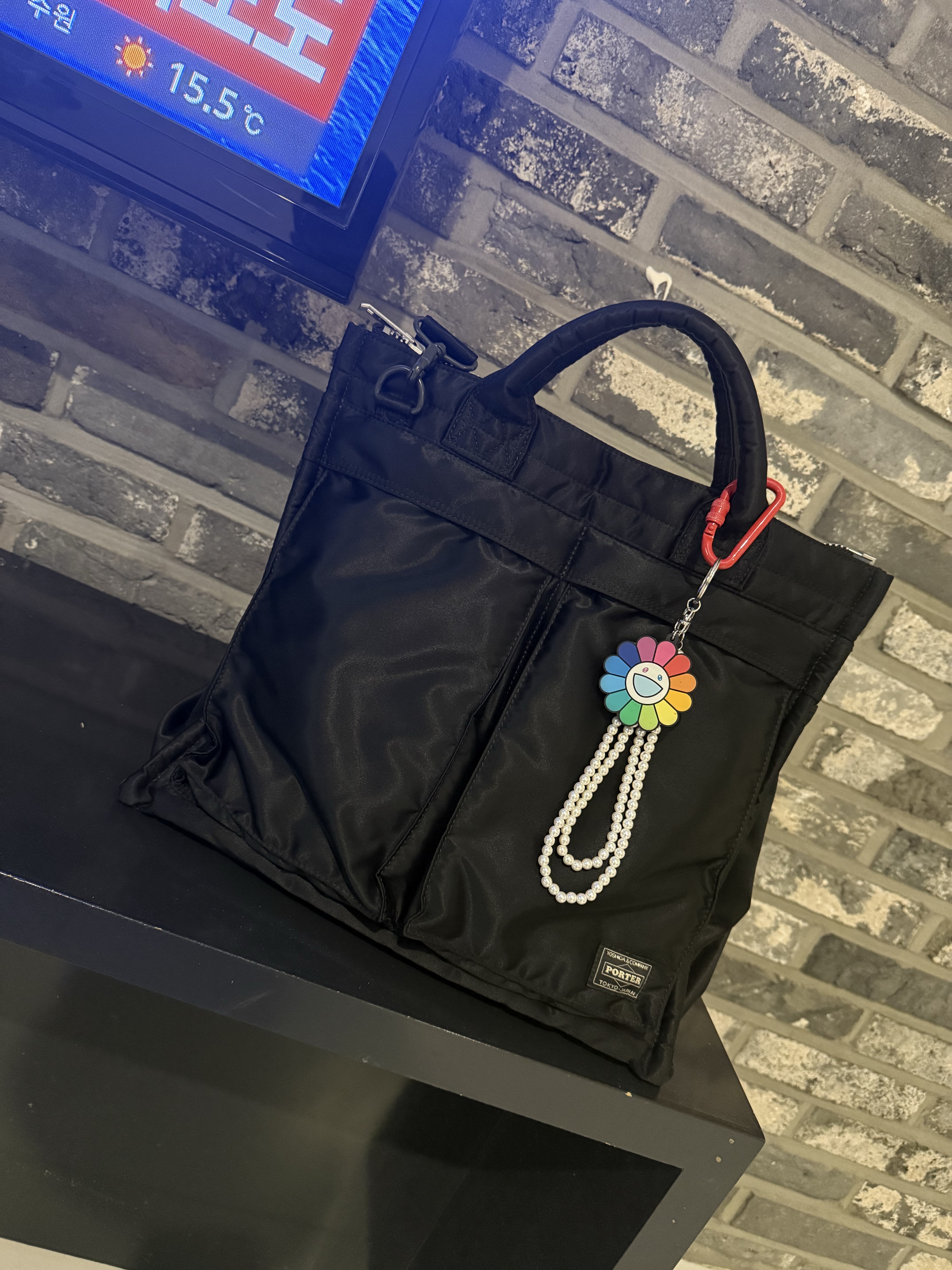 Porter All New Tanker Square Tote Bag L Black, Kaikai Kiki Flower Rubber Keyring Rainbow White 착용 스타일 - 1