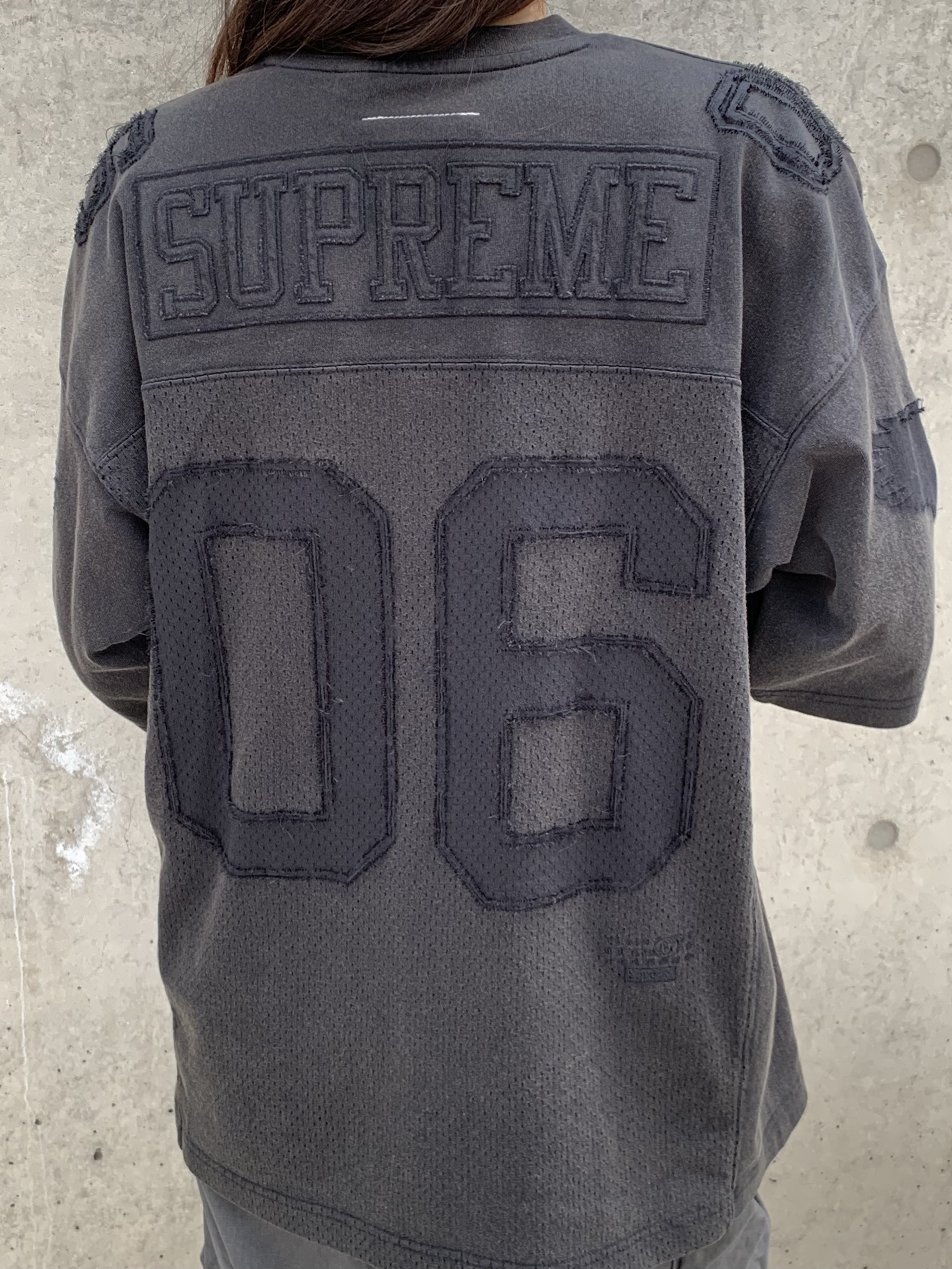 Supreme x MM6 Maison Margiela Cotton Football Jersey Black - 26SS, Supreme Hanes Bones Thermal Crew Natural (1 Pack) 착용 스타일 - 2