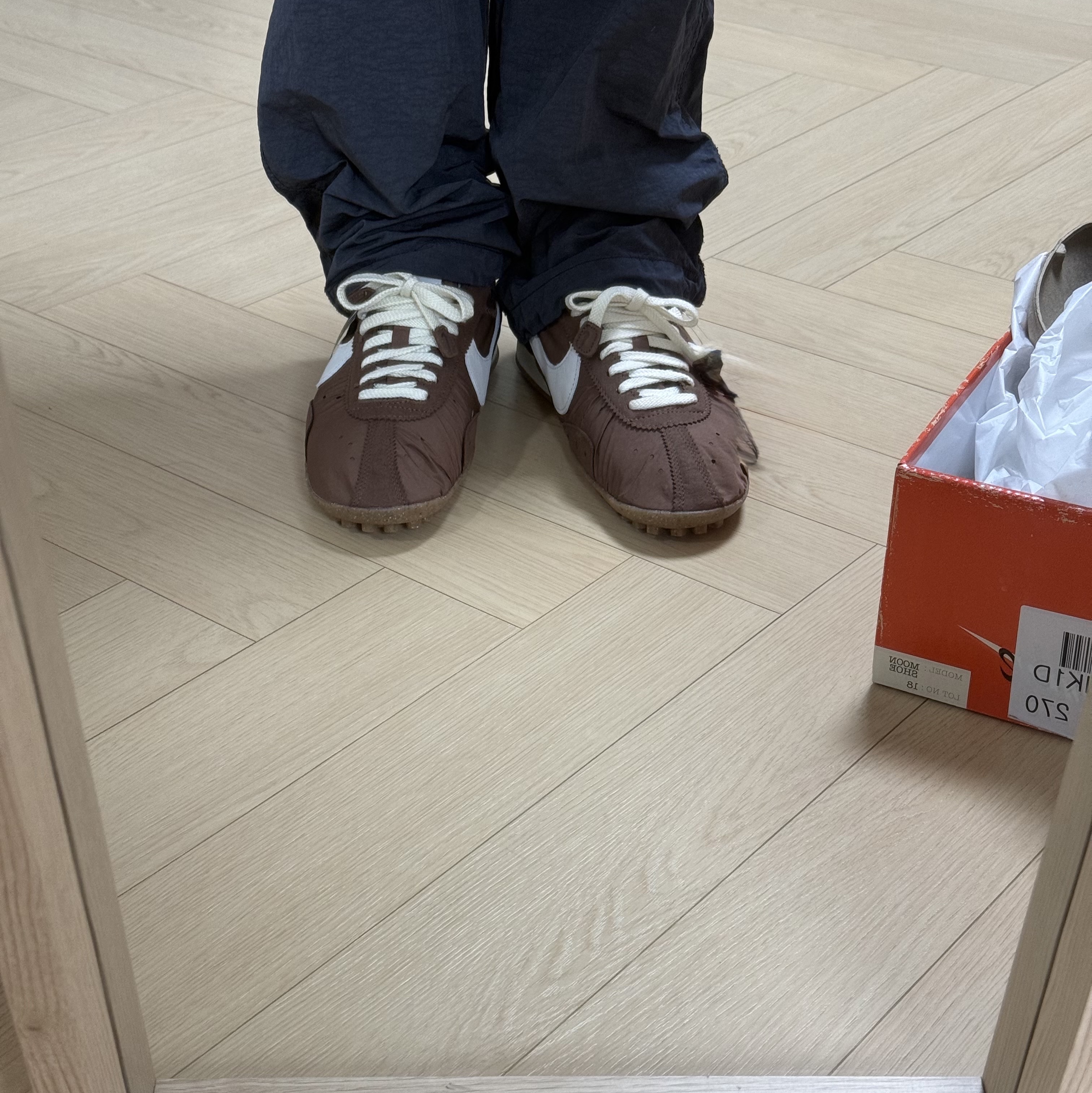 Nike x Jacquemus Moon Shoe SP Fauna Brown Cashmere, Nike x Jacquemus Moon Shoe SP Aluminum Pink Sail 착용 스타일 - 2