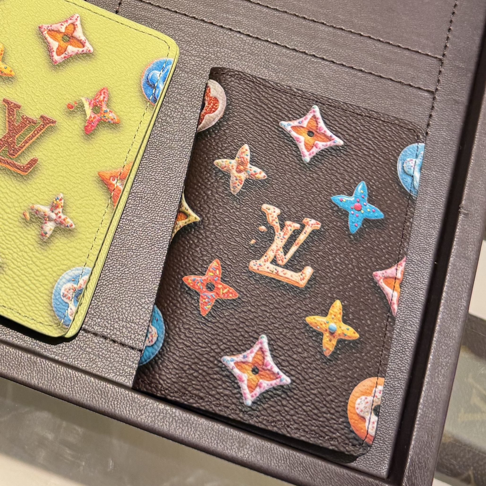 Louis Vuitton Pocket Organizer Monogram Chocolate 착용 스타일