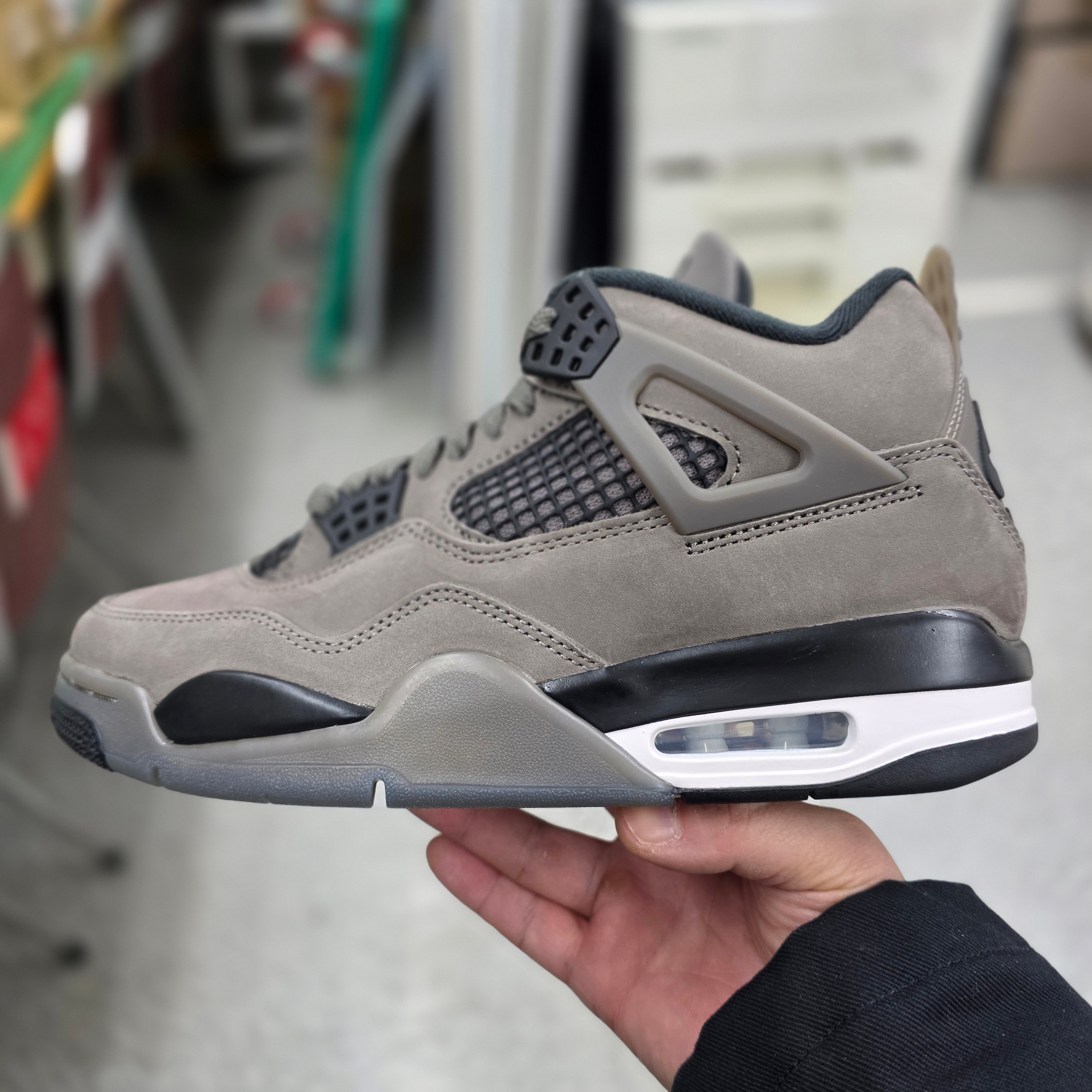 Jordan 4 Retro Cave Stone and Black 착용 스타일 - 2