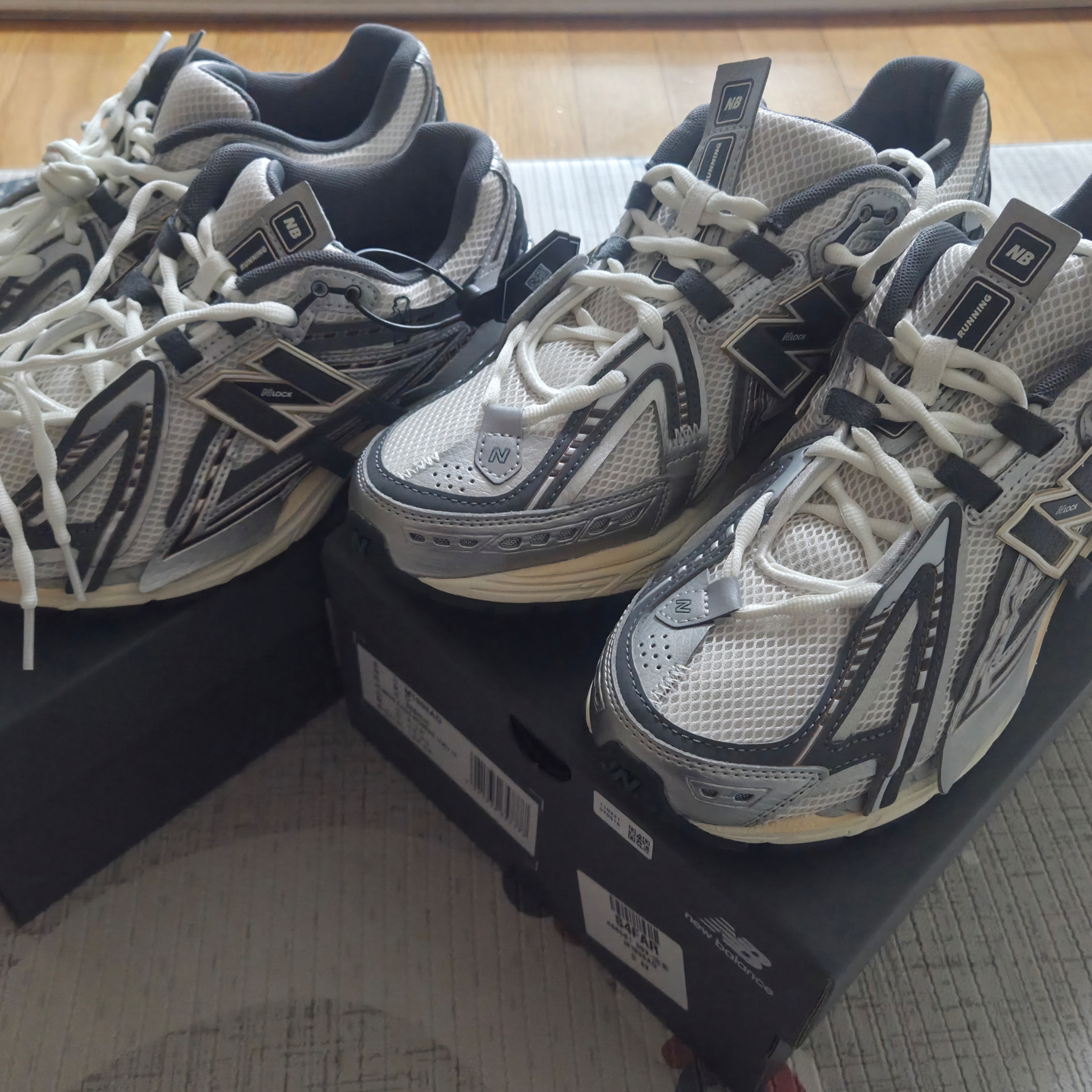 New Balance 1906A Silver Metallic Castlerock 착용 스타일 - 2