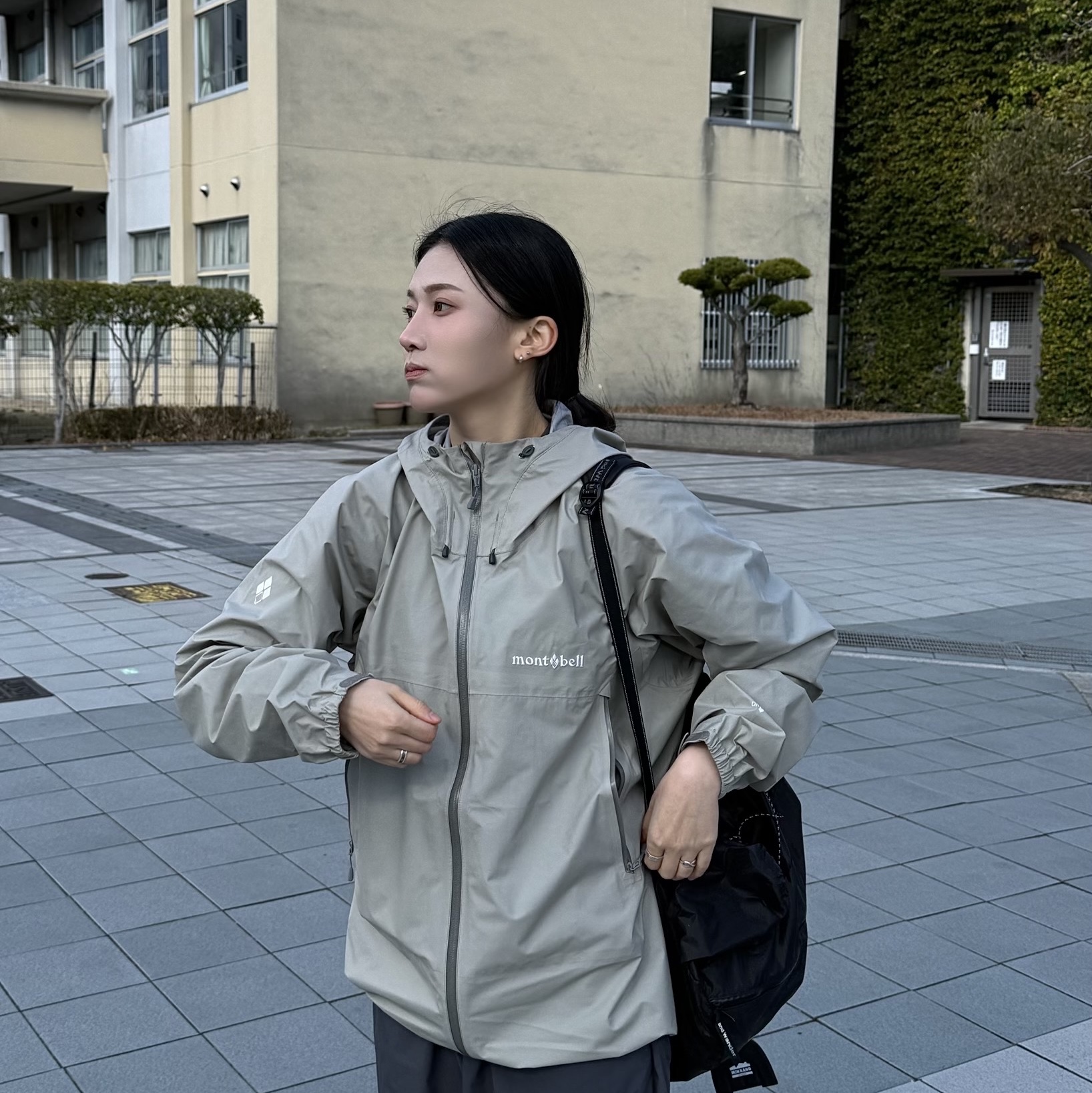 Montbell x Khakis SE Storm Cruiser Jacket Mist Grey 착용 스타일 - 3