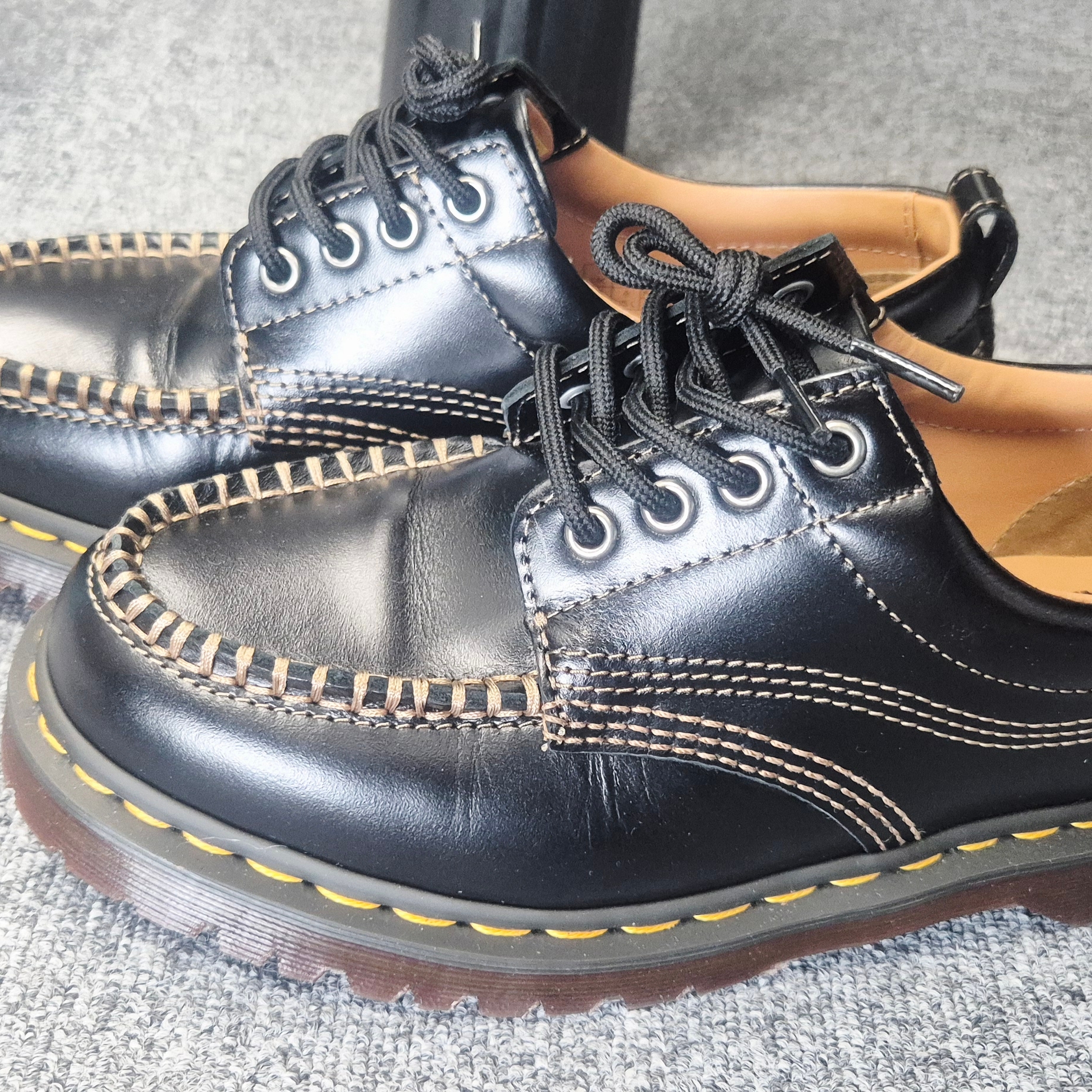Dr. Martens Lowell Leather Moc Toe Shoes Black Analine 착용 스타일 - 1