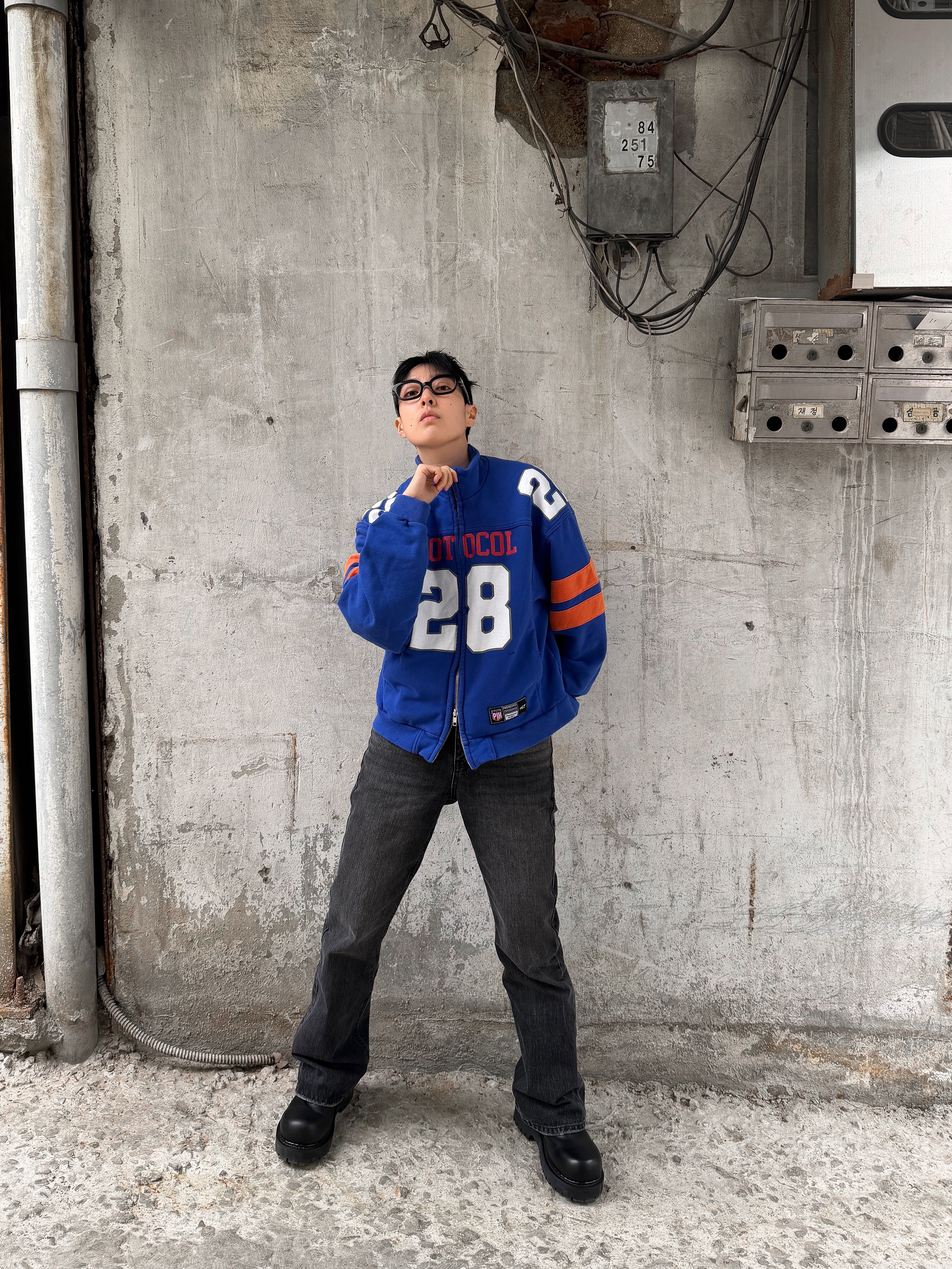 Hono Report Bell Bottom Denim Pants Black, Protocol Index Football Jersey Track Jacket Blue 착용 스타일 - 6
