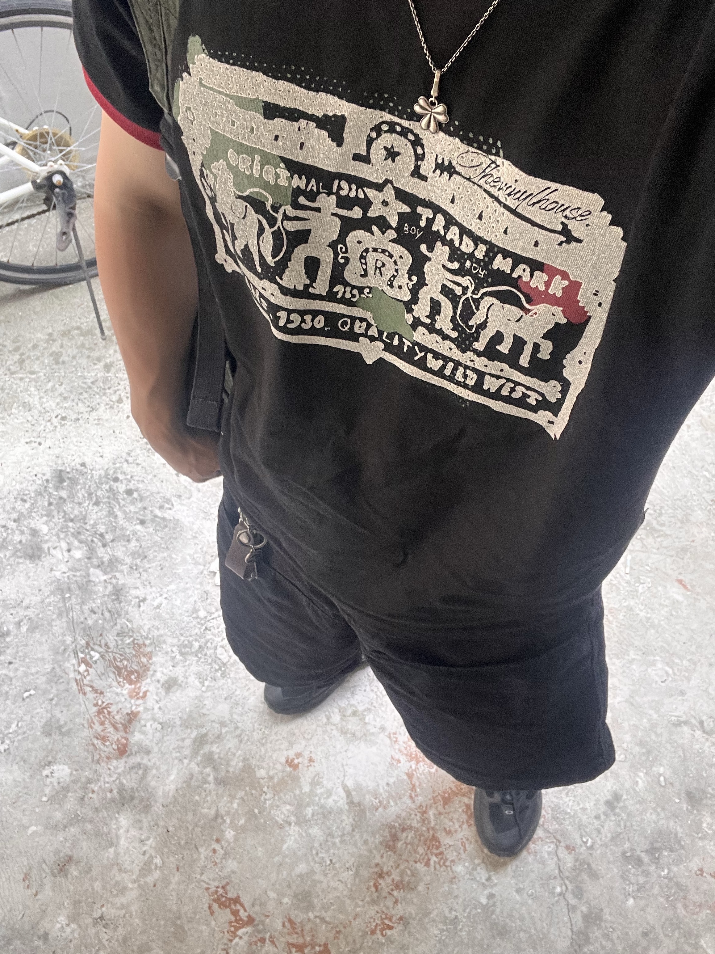 [KREAM 단독] Thevinylhouse Cowboy Pictogram Ringer Tee Black, Oakley Light Breathe Triple Black 착용 스타일