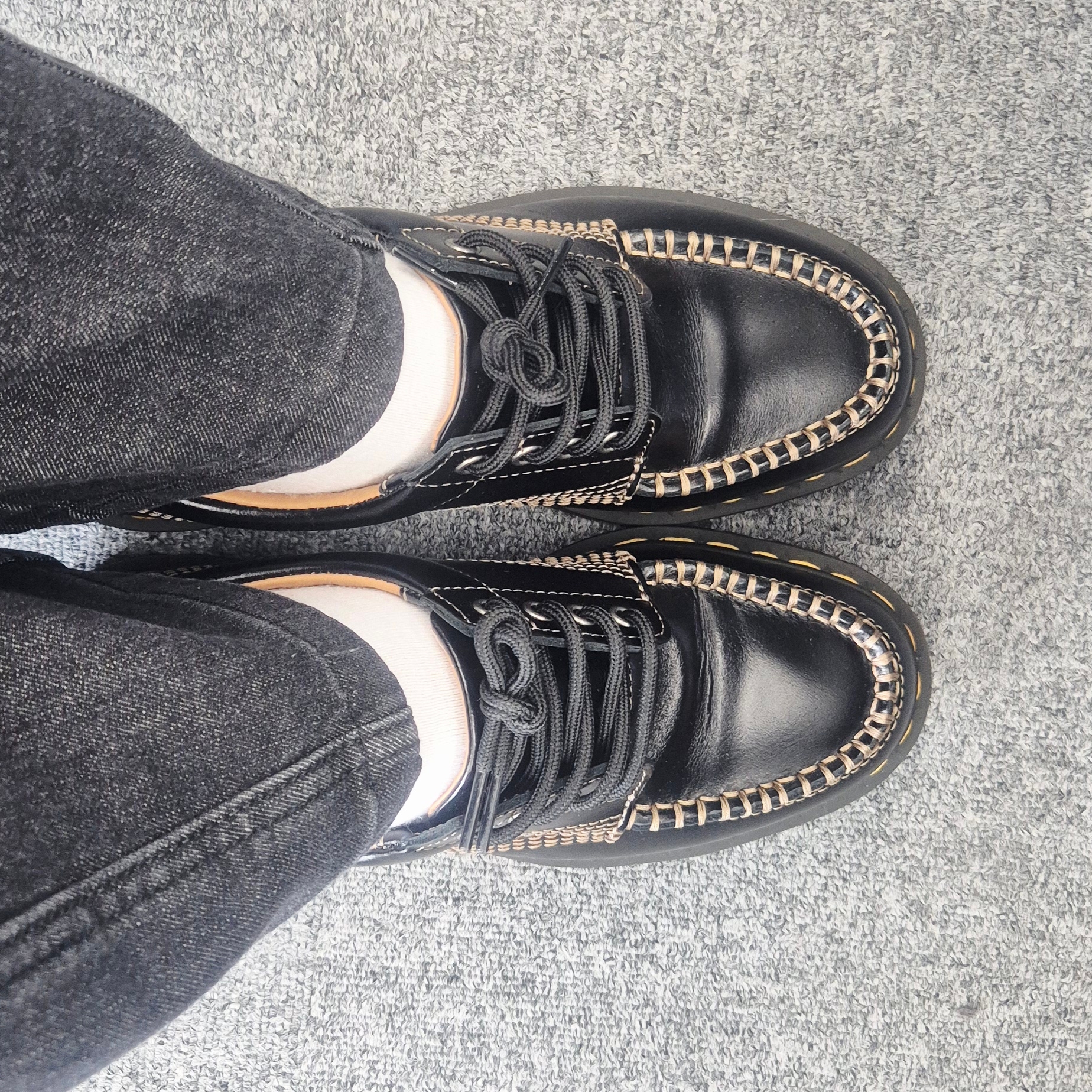Dr. Martens Lowell Leather Moc Toe Shoes Black Analine 착용 스타일 - 4