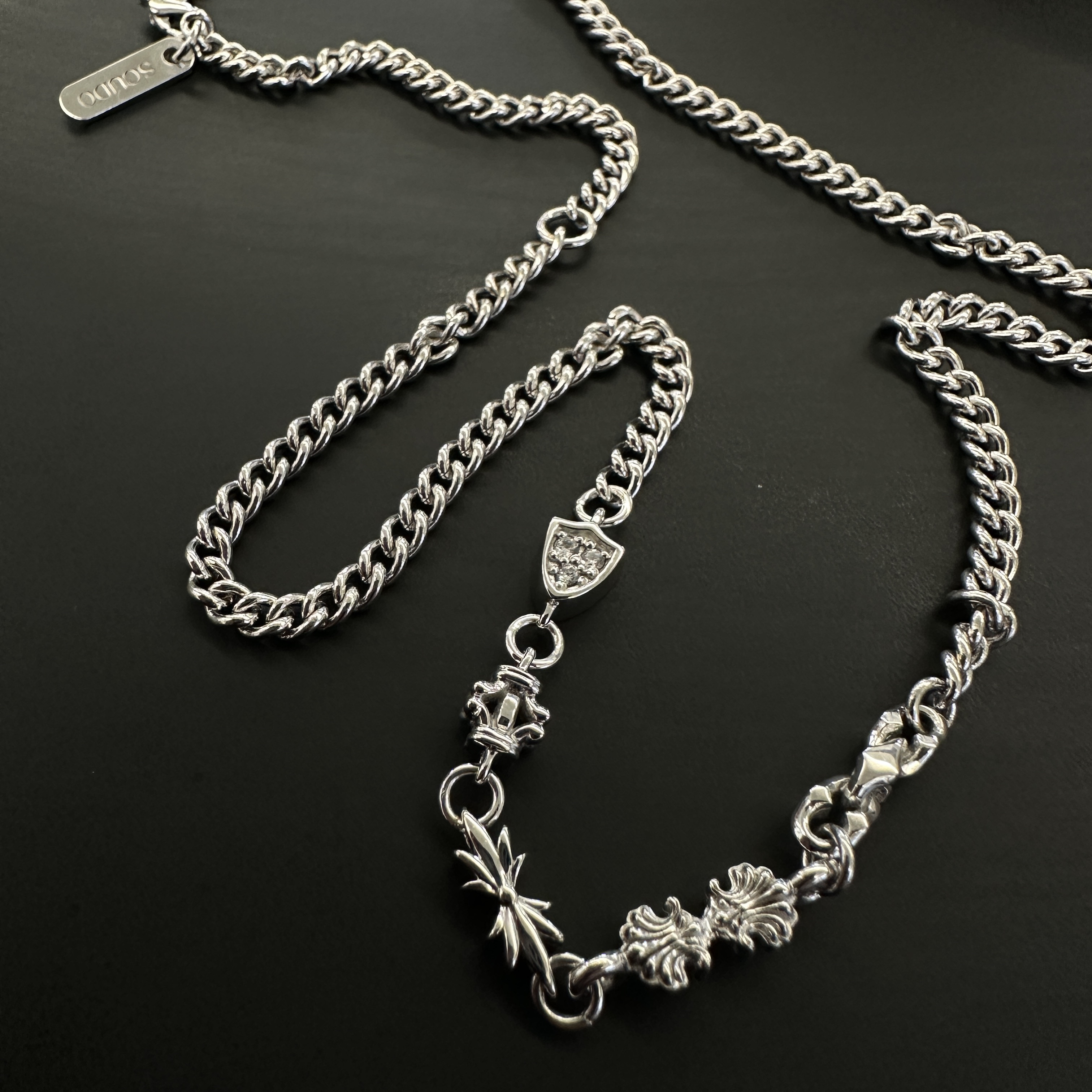 Scudo Emblem Slim Necklace 착용 스타일 - 7
