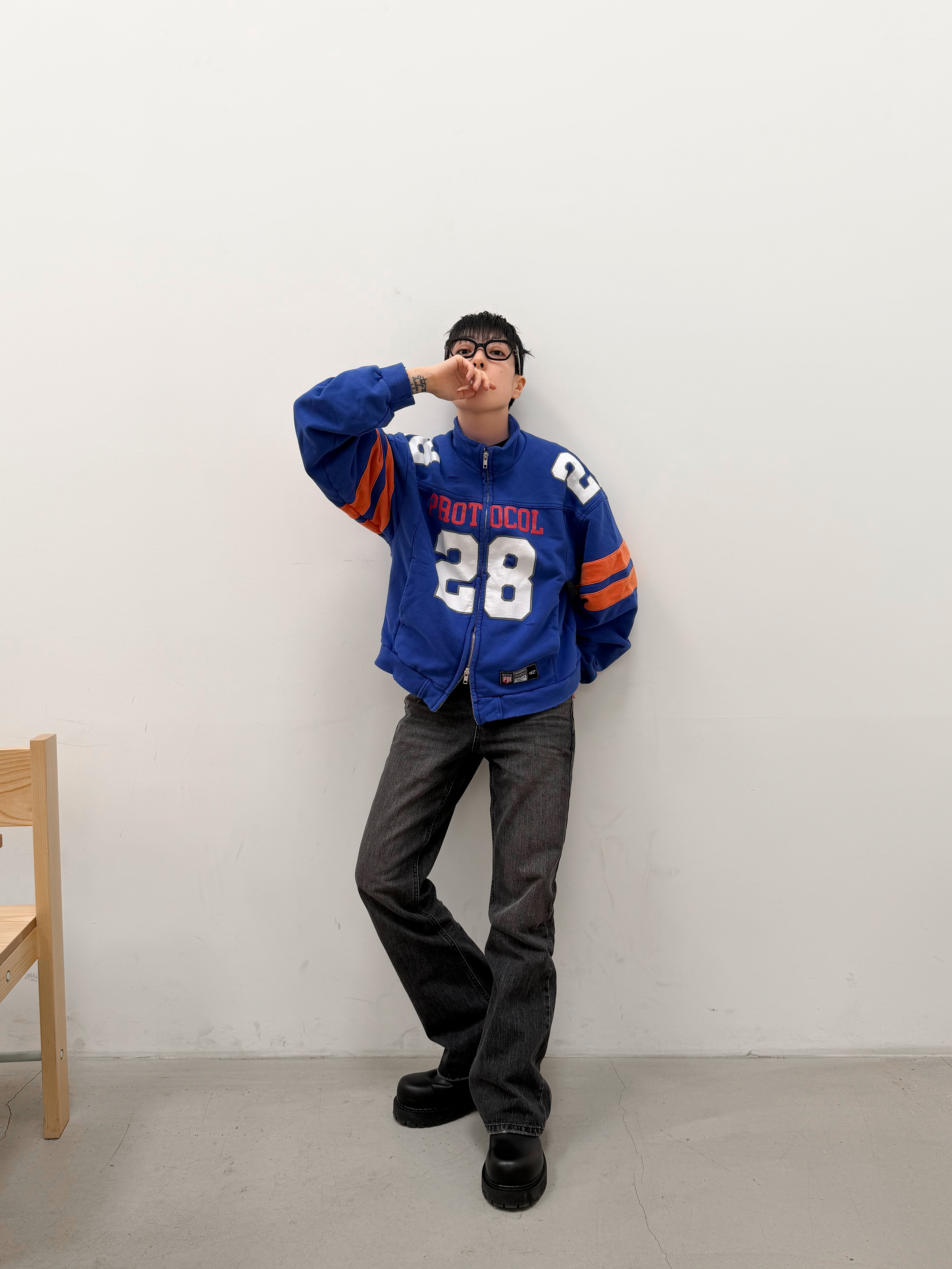 Hono Report Bell Bottom Denim Pants Black, Protocol Index Football Jersey Track Jacket Blue 착용 스타일 - 1
