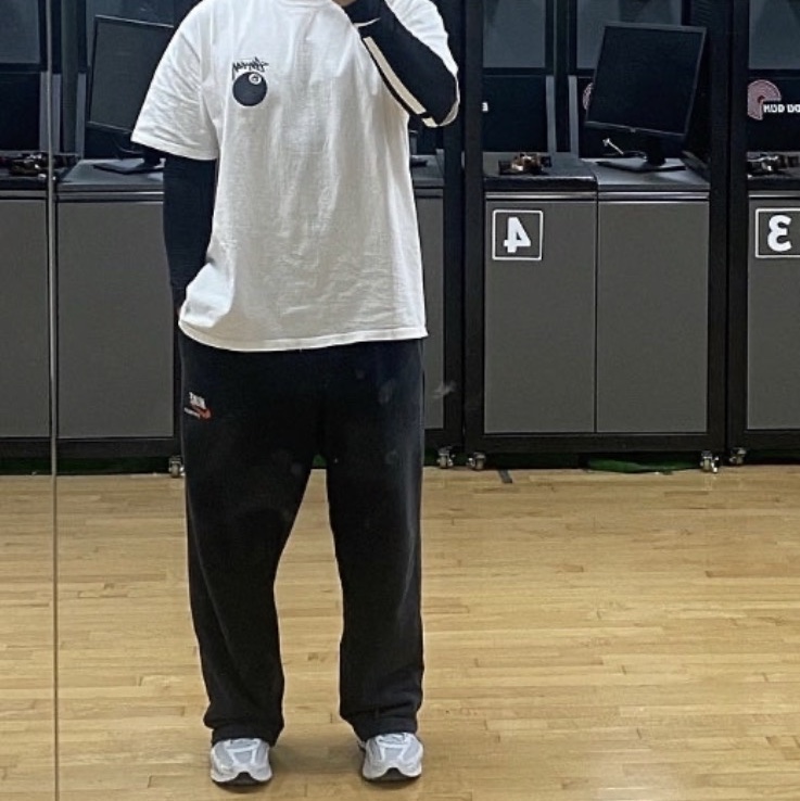 Stussy 8 Ball T-Shirt White 착용 스타일