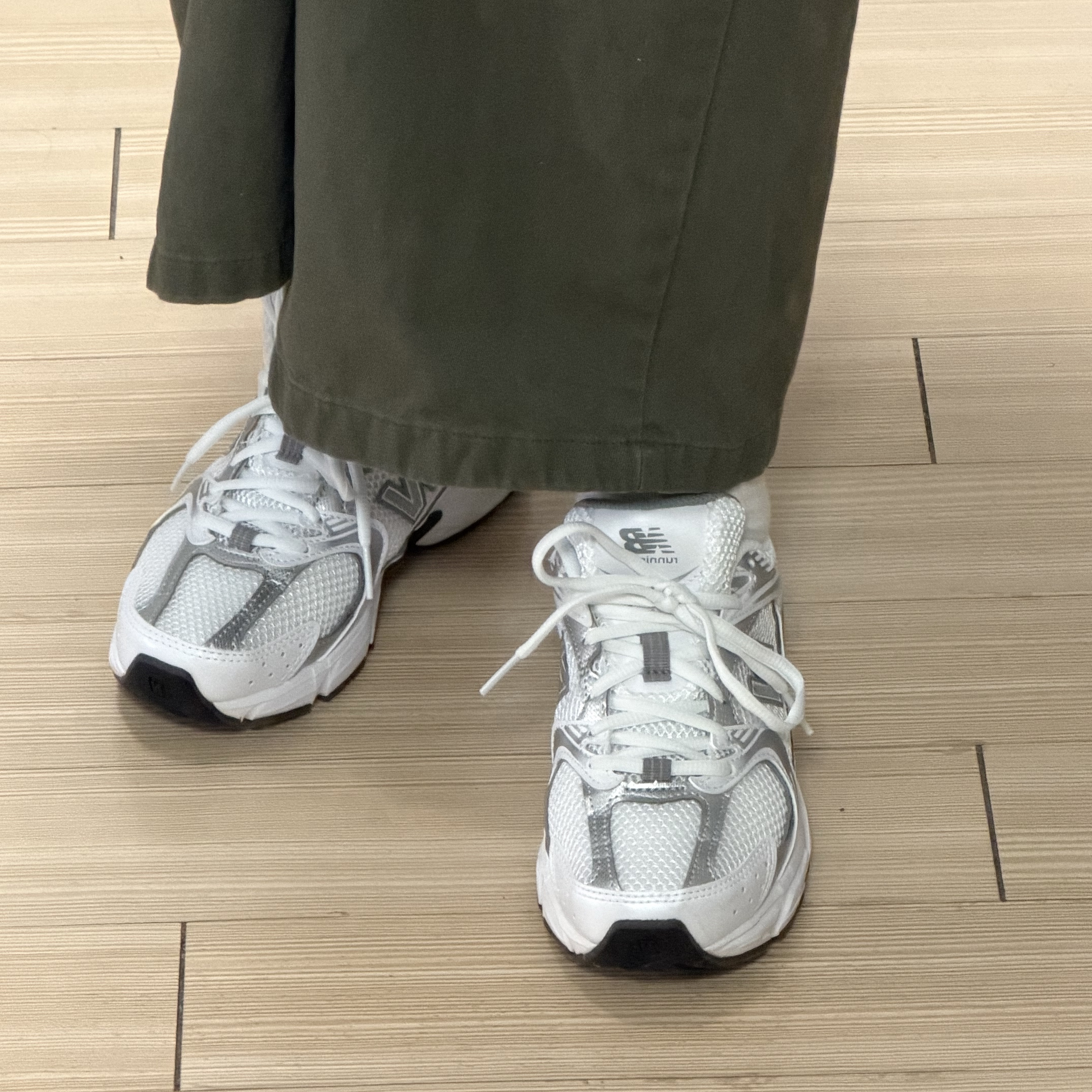 New Balance 530 White Silver 착용 스타일 - 2