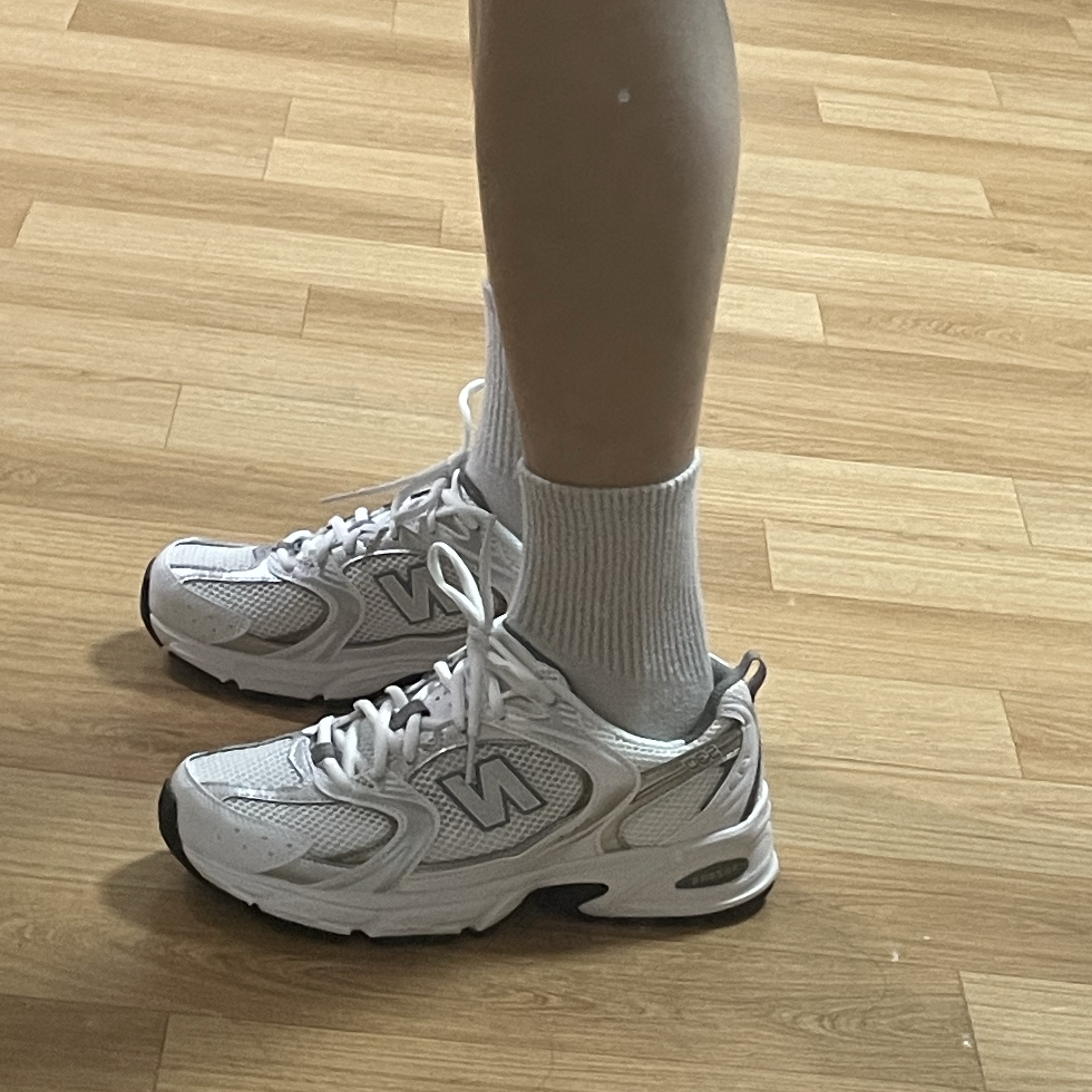 New Balance 530 White Silver 착용 스타일 - 2