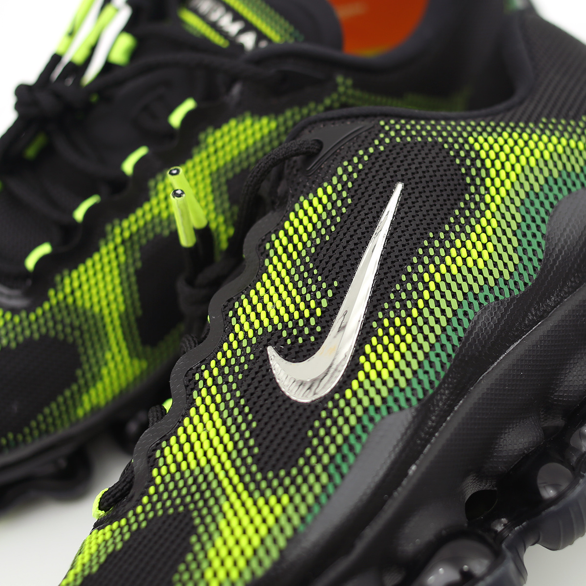 Nike Air Liquid Max Radiant Green and Green Apple 착용 스타일 - 7