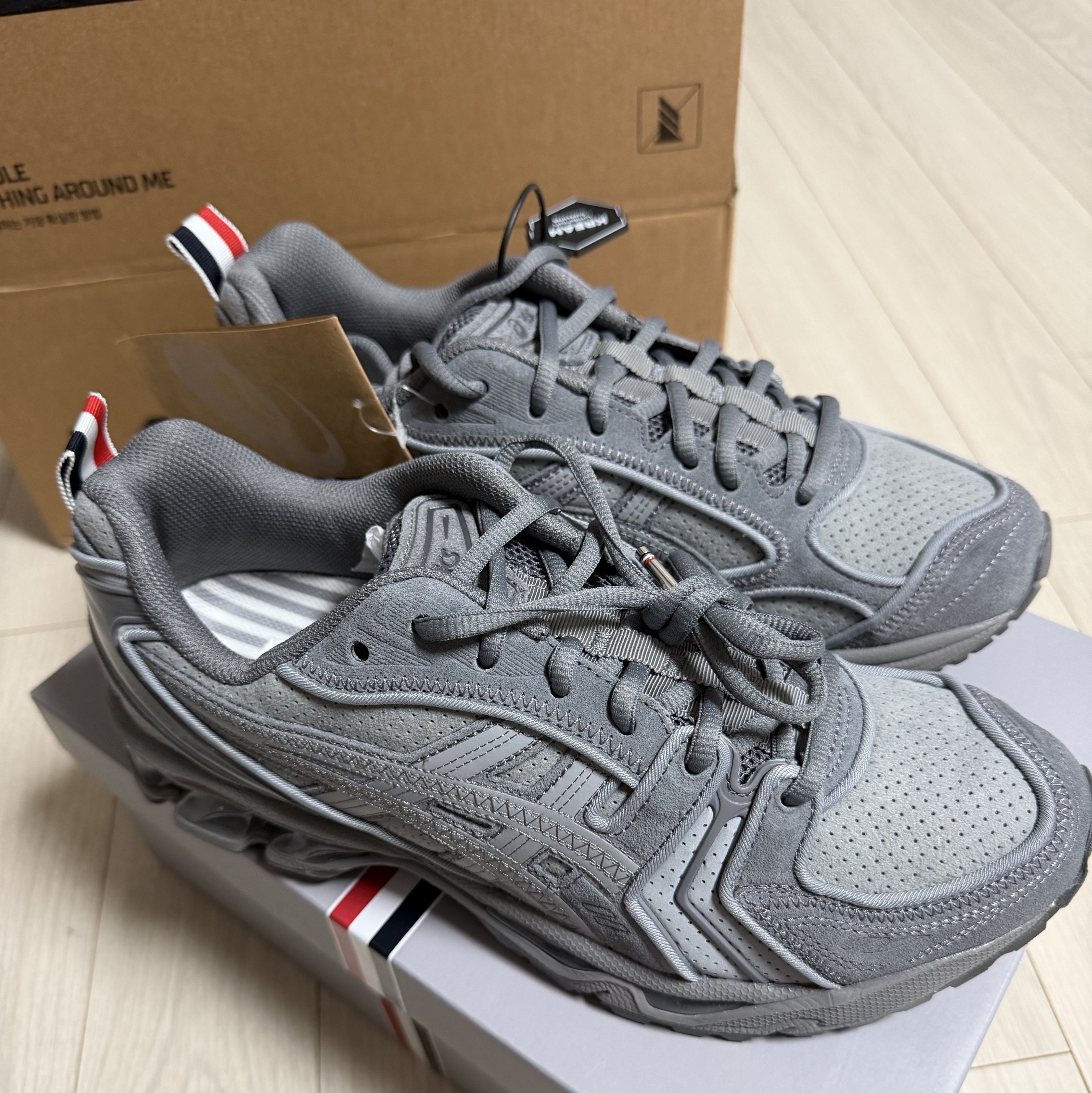 Asics x Thom Browne Gel-Kayano 14 Grey 착용 스타일 - 3