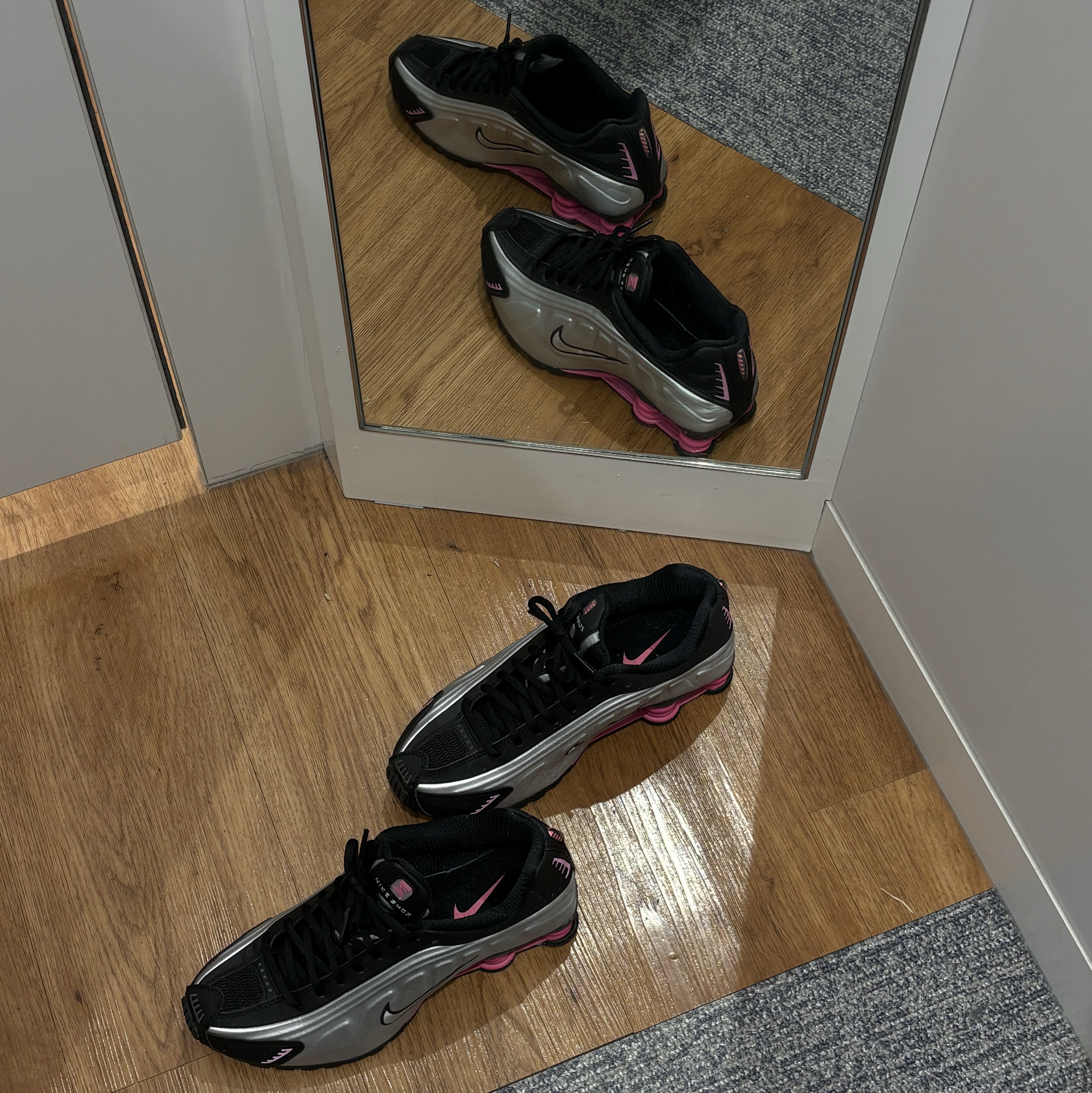 (W) Nike Shox R4 Black Pinksicle 착용 스타일