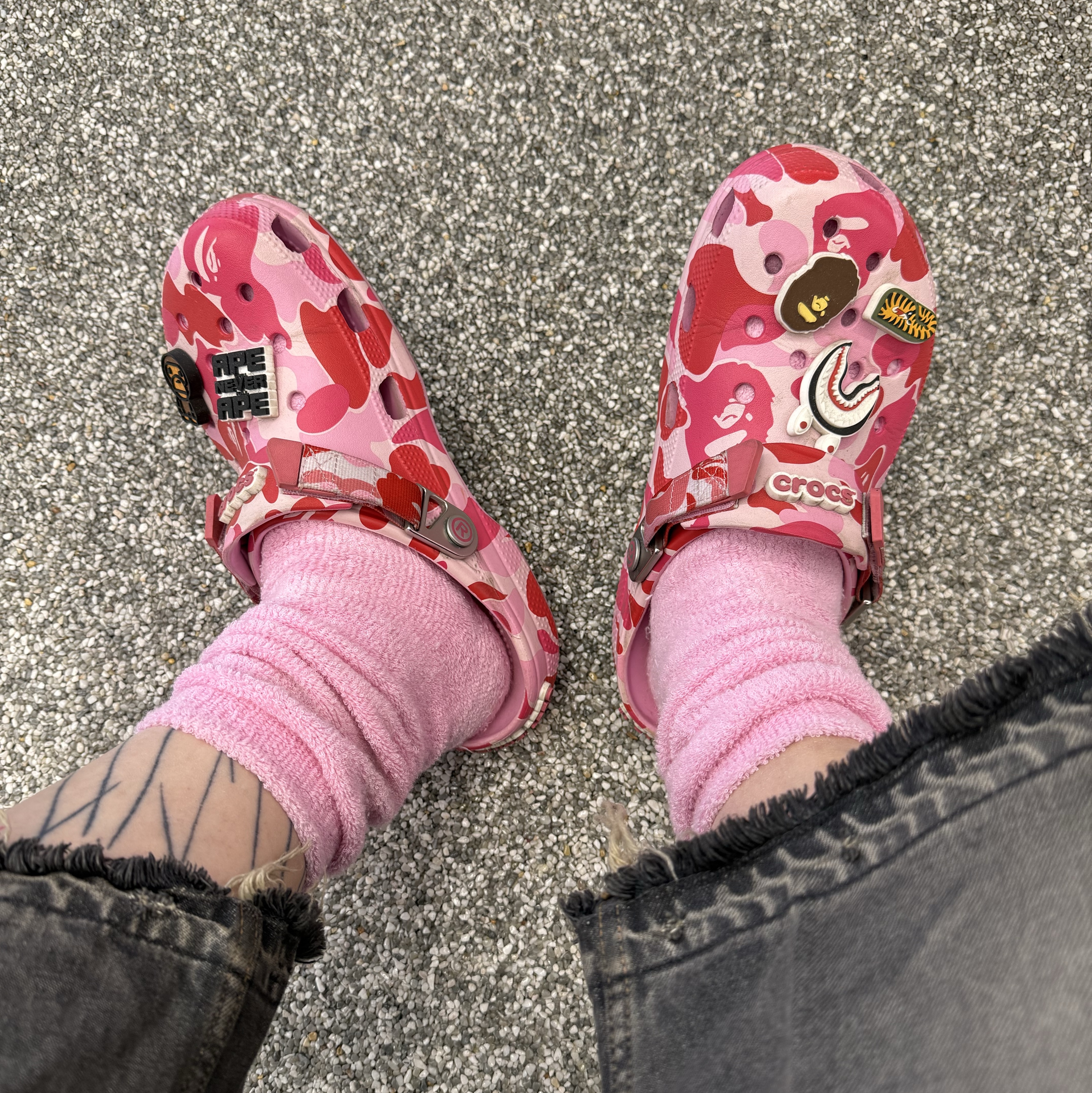 BAPE Color Camo Shark Full Zip Hoodie Red, Kapital 14 oz. Denim 5P Bone Embroidery Short Pants Black 착용 스타일 - 4