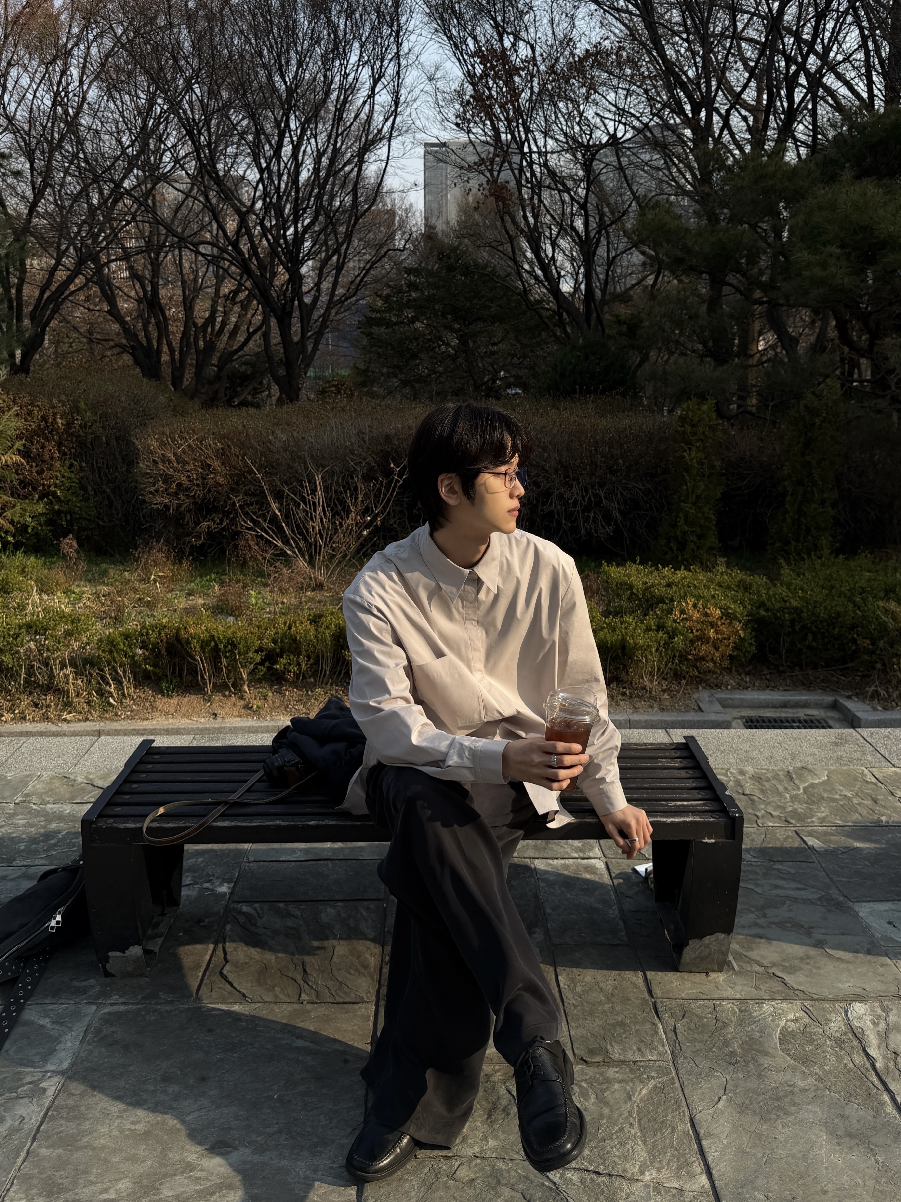 Amomento Cupro Hood Zip Up Jumper Black - 26SS, Amomento Men's Cupro Two Tuck Wide Pants Black - 26SS 착용 스타일 - 5