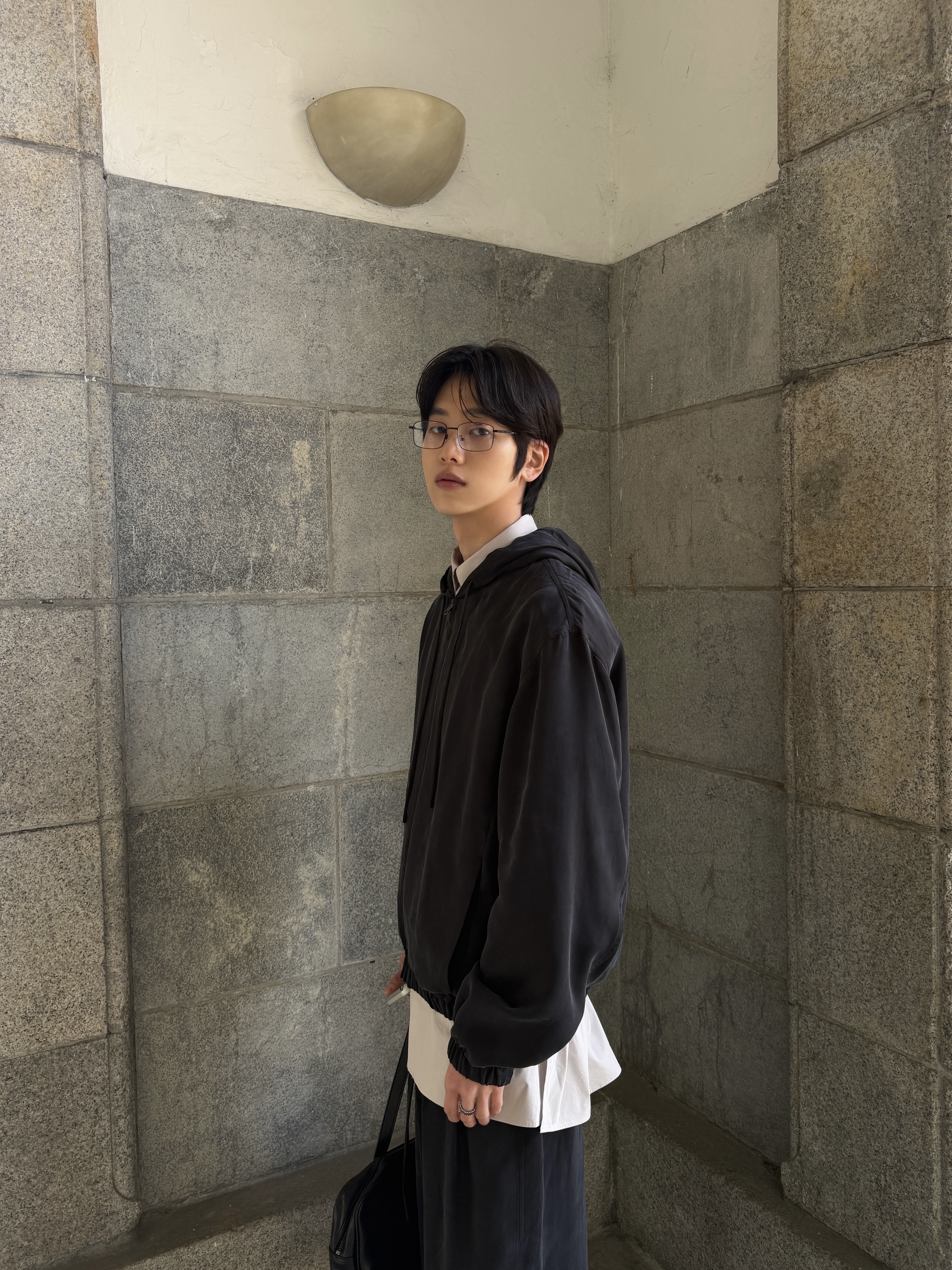 Amomento Cupro Hood Zip Up Jumper Black - 26SS, Amomento Men's Cupro Two Tuck Wide Pants Black - 26SS 착용 스타일 - 2